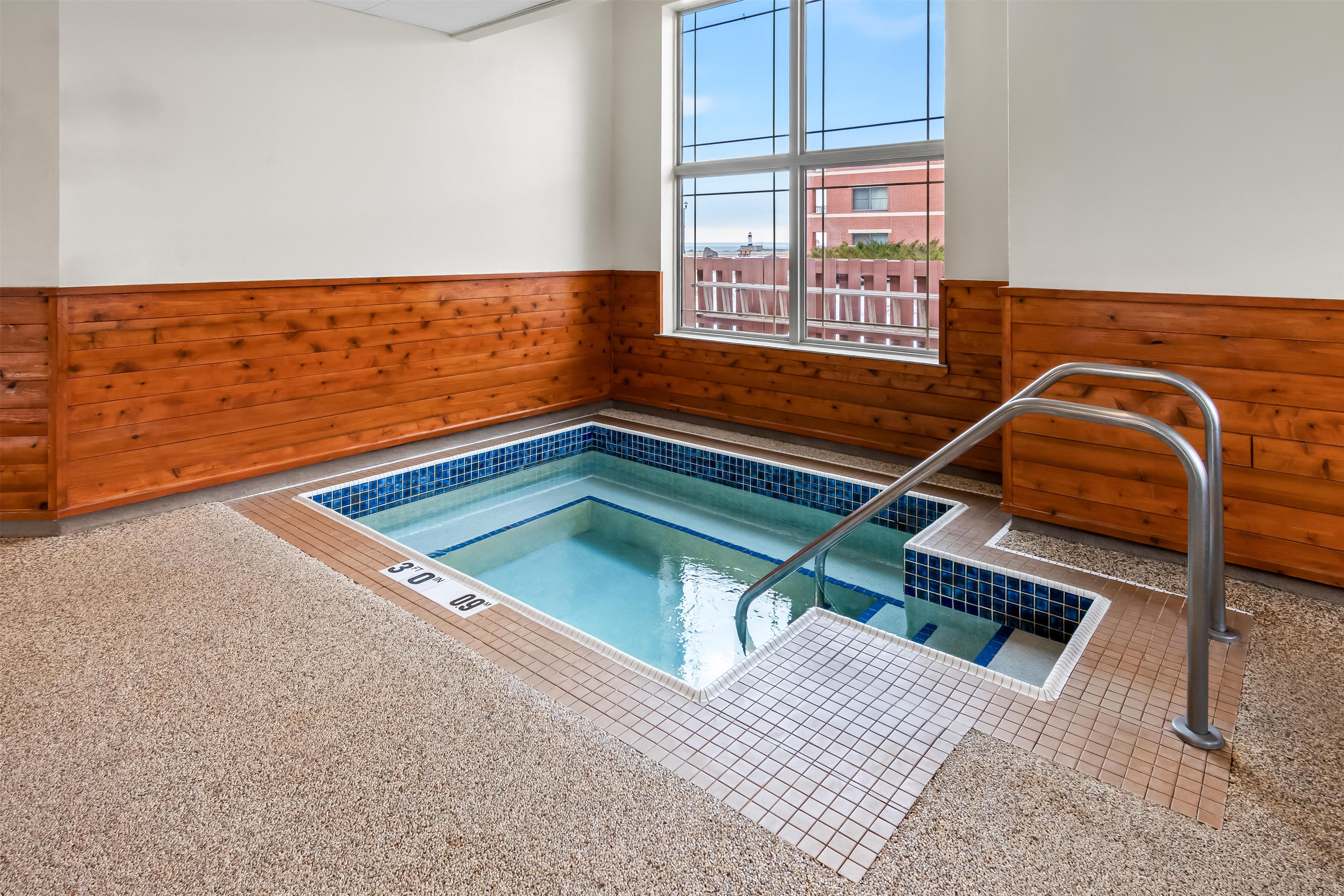Pool | Hampton Inn Duluth Canal Park