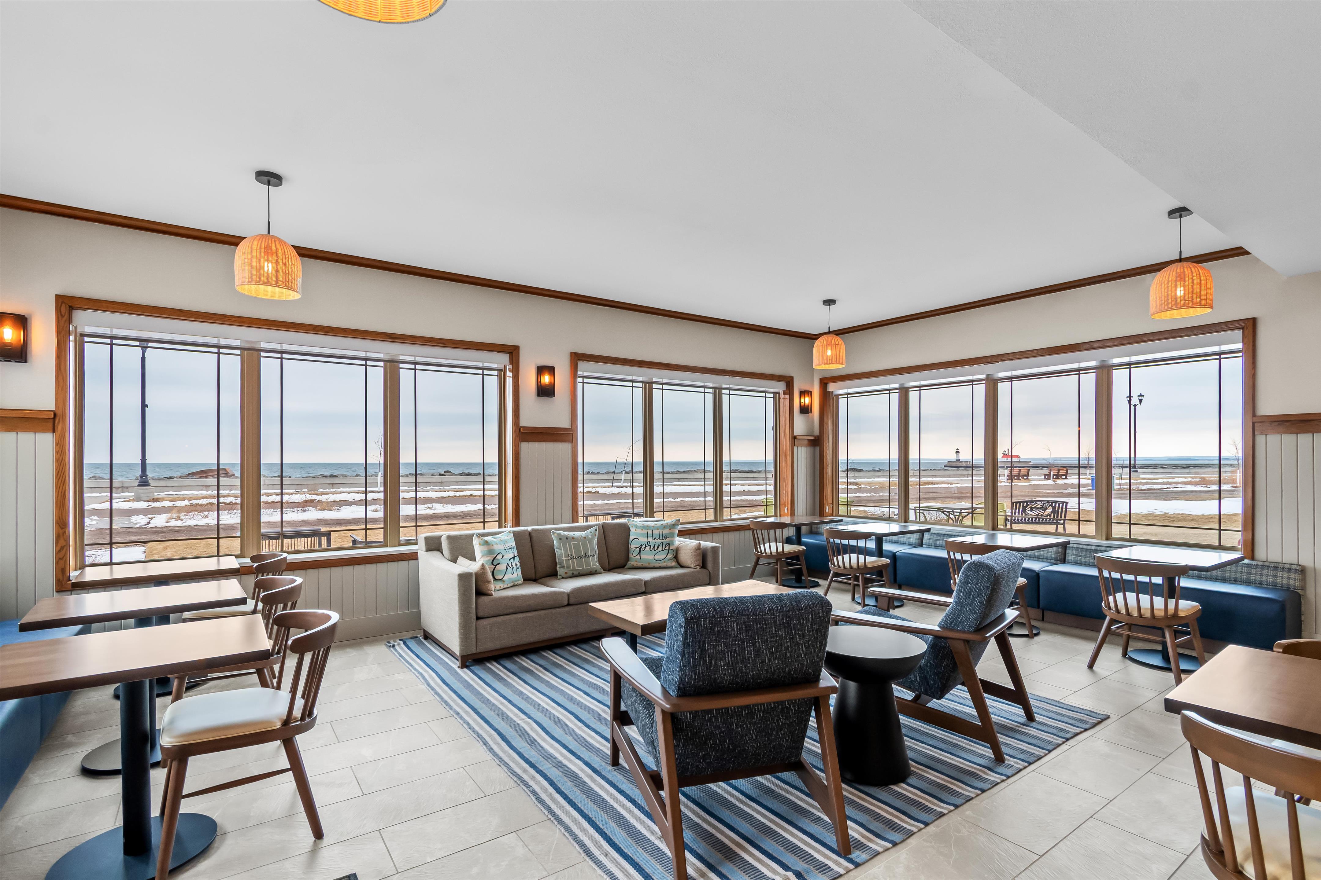 Breakfast Area | Hampton Inn Duluth Canal Park