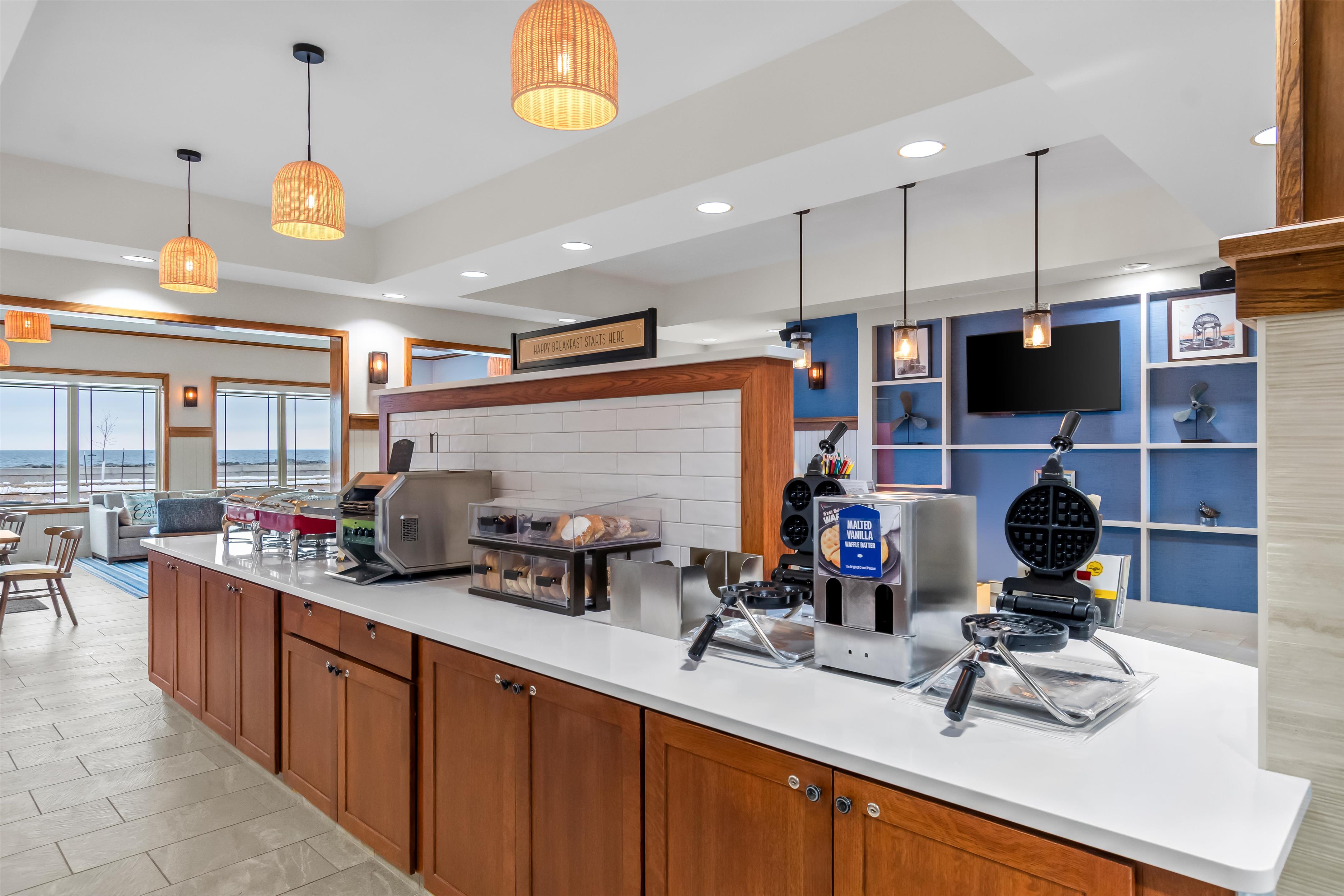 Breakfast Area | Hampton Inn Duluth Canal Park