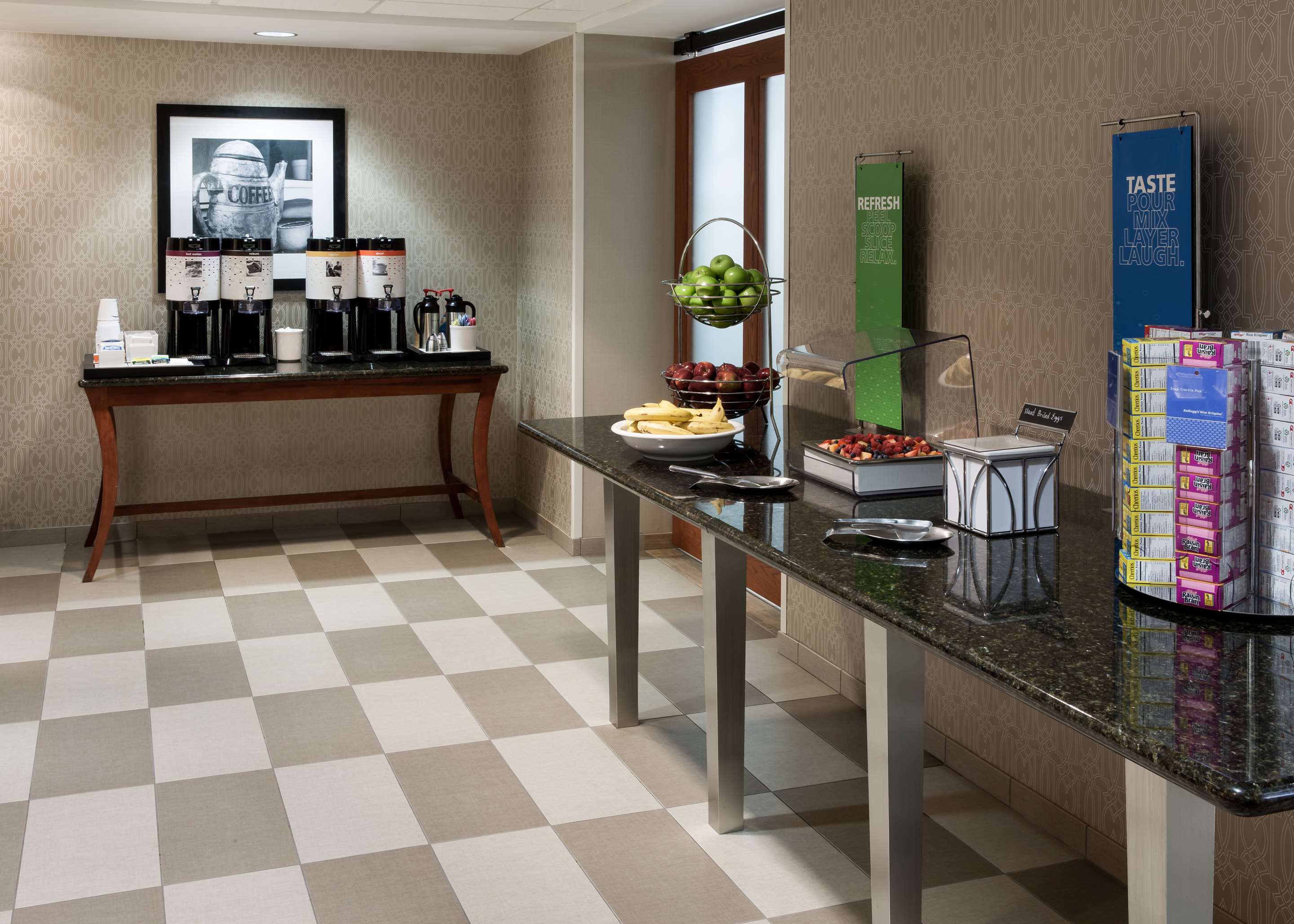 Restaurant | Hampton Inn & Suites Davenport