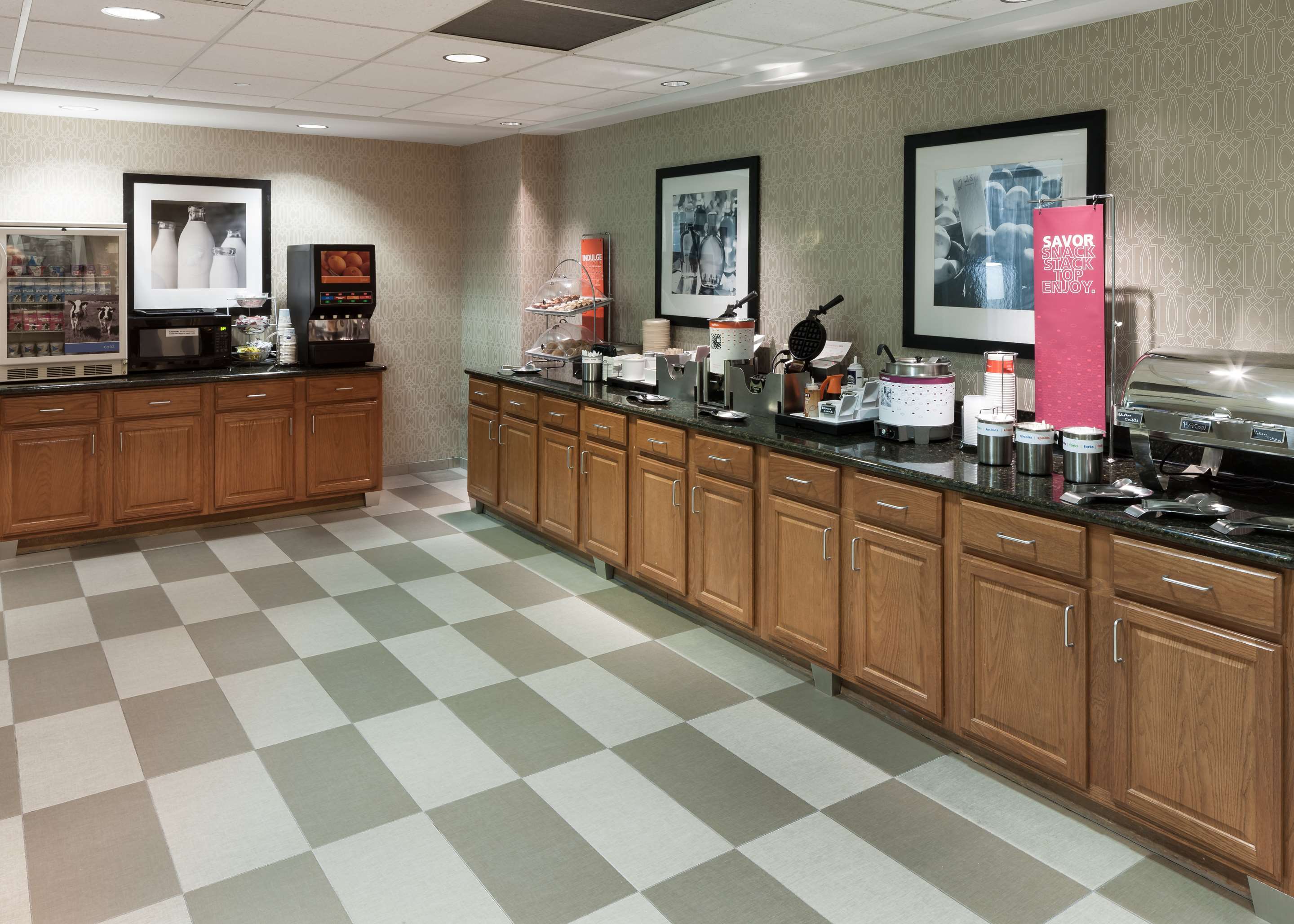 Restaurant | Hampton Inn & Suites Davenport