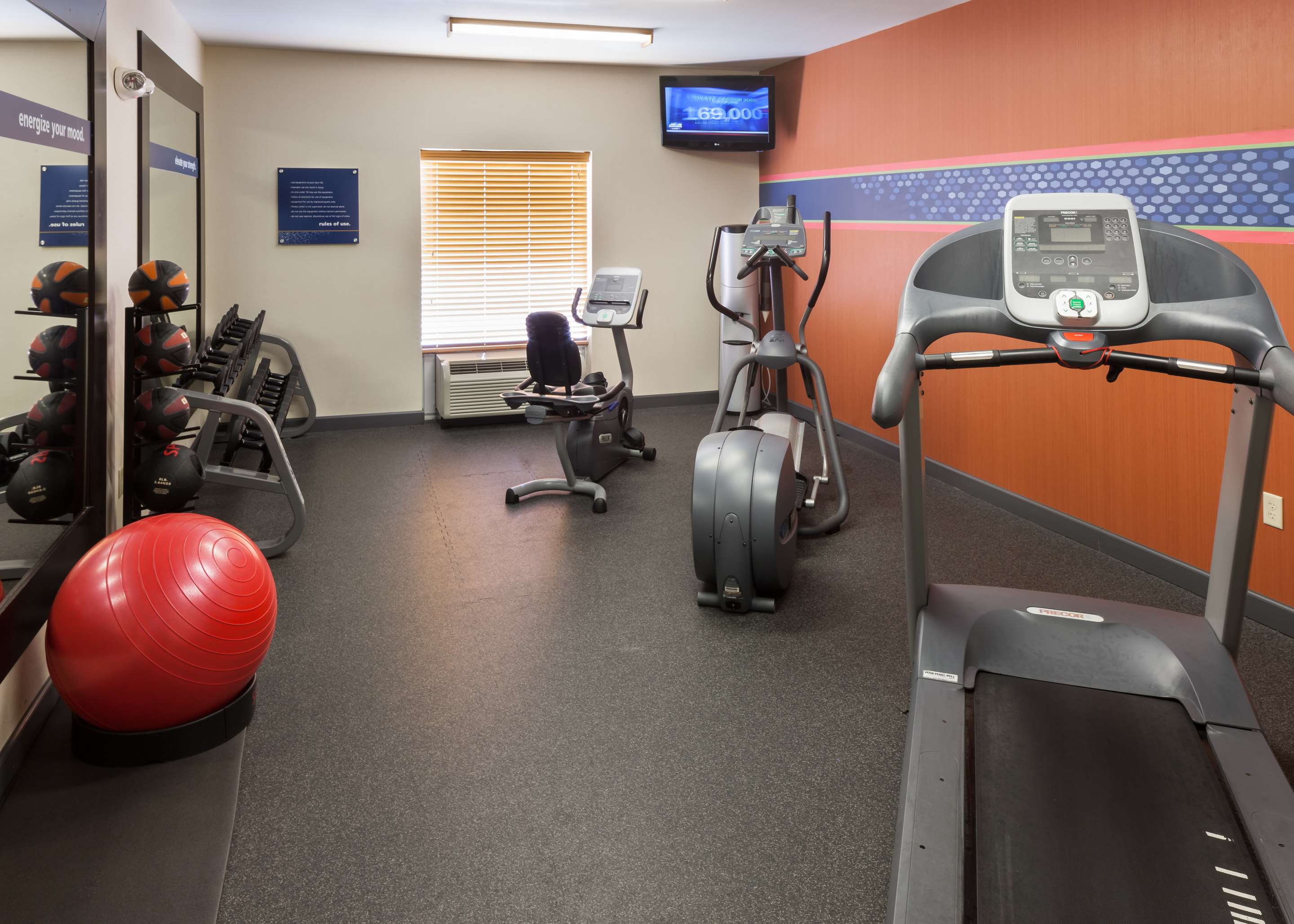 Health club fitness center gym | Hampton Inn & Suites Davenport