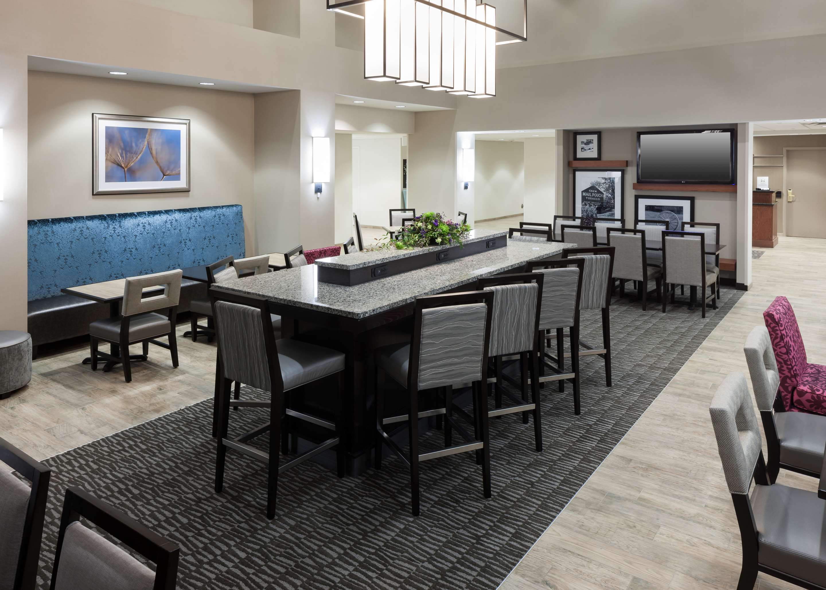 Breakfast Area | Hampton Inn & Suites Davenport
