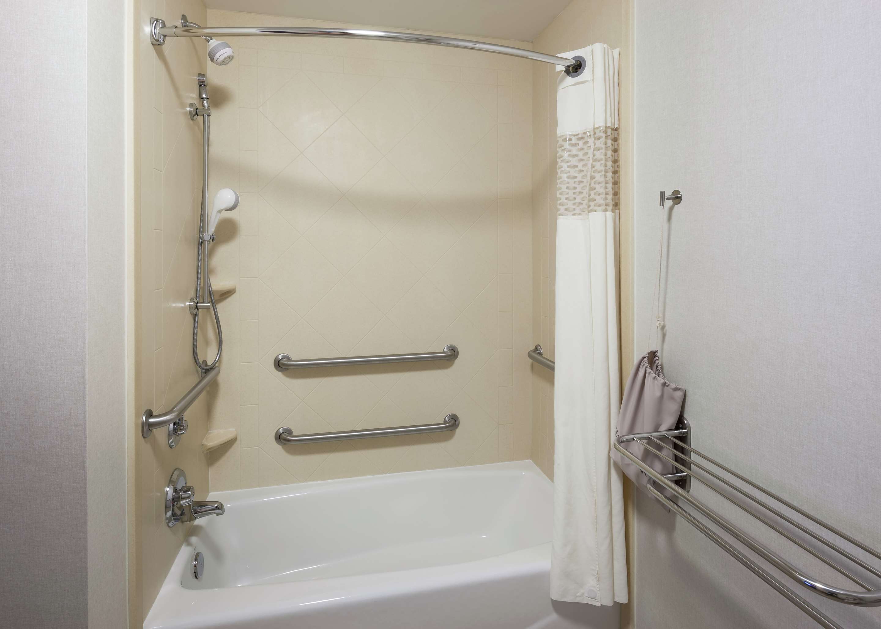Guest room bath