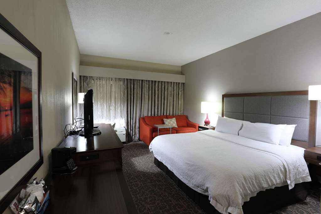 Hampton Inn by Hilton Dyersburg - Tap to explore photos