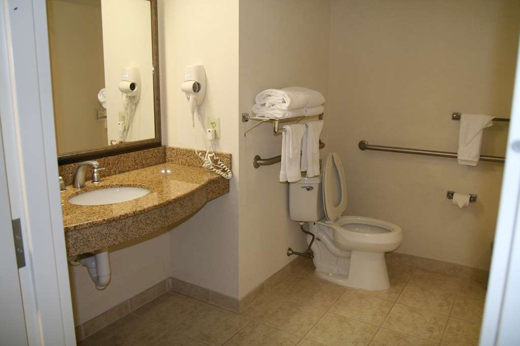 Hampton Inn by Hilton Doylestown Room Type - 1 KING ACC TUB STUDIO
