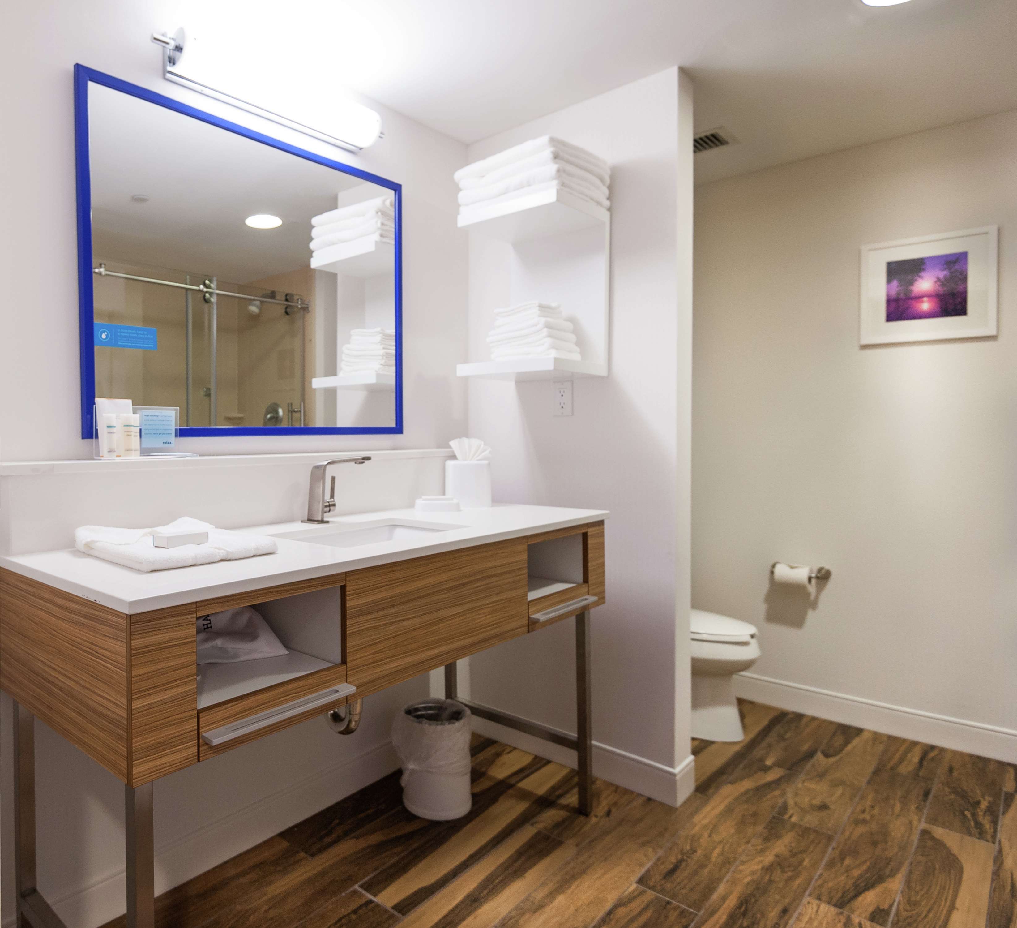 Hampton Inn by Hilton Doylestown Room Type - 1 KING BED