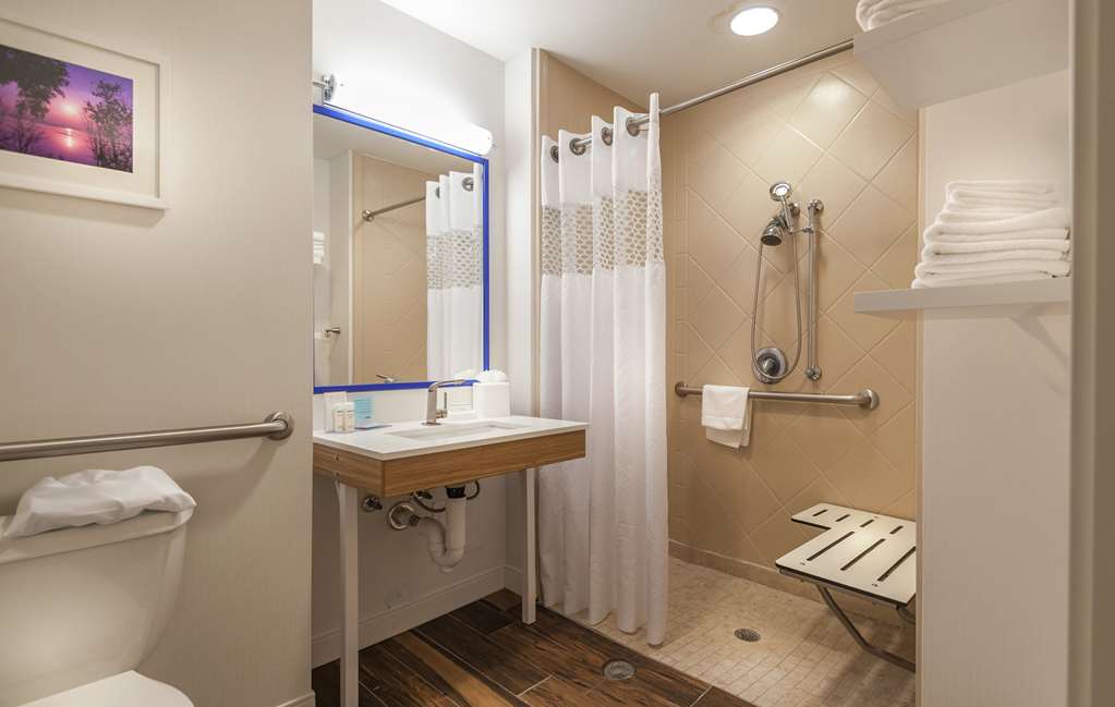 Hampton Inn Doylestown, PA-guestroom-Guest Room,Bathroom,On-Site.jpg