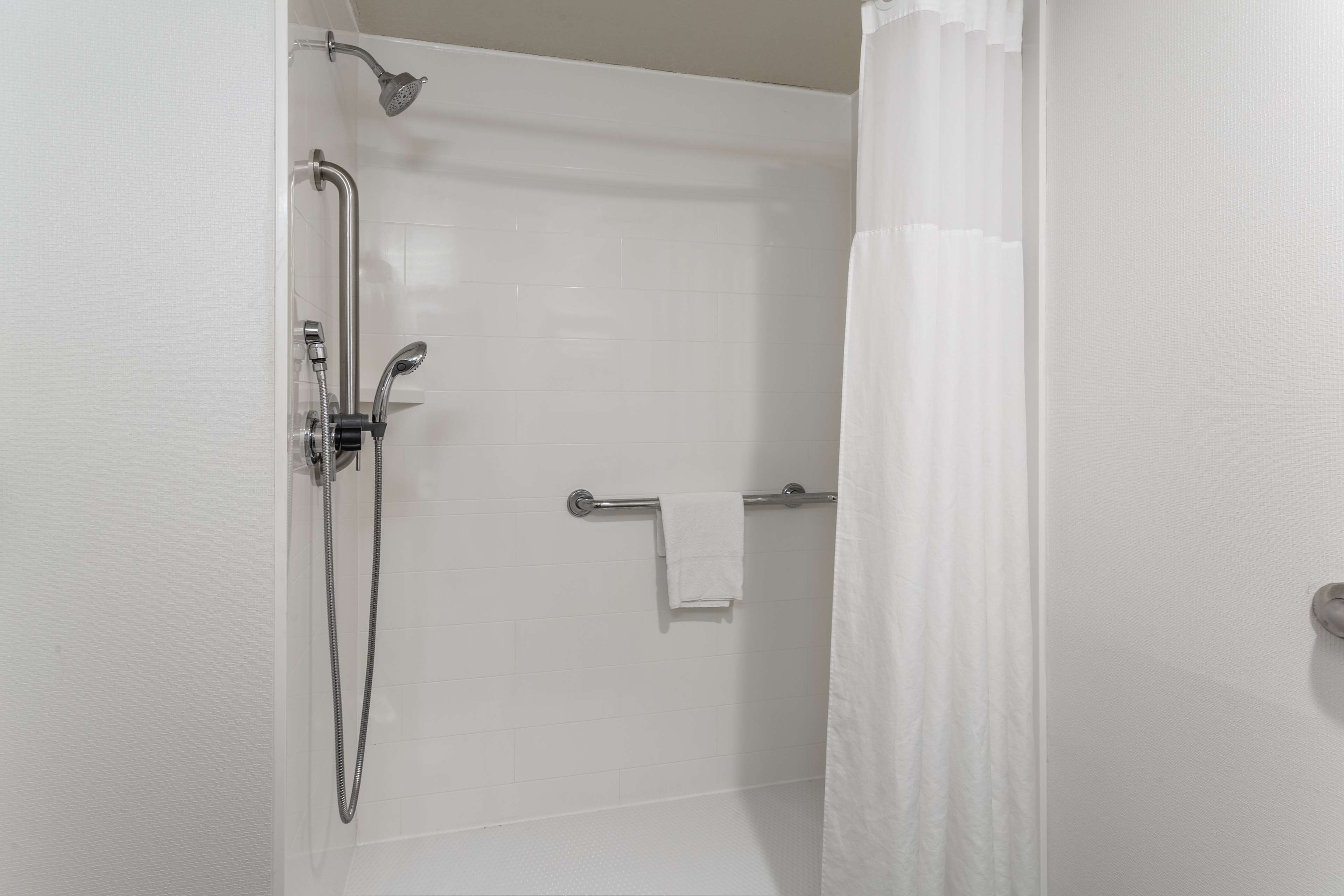Hampton Inn Eau Claire - Tap to explore photos