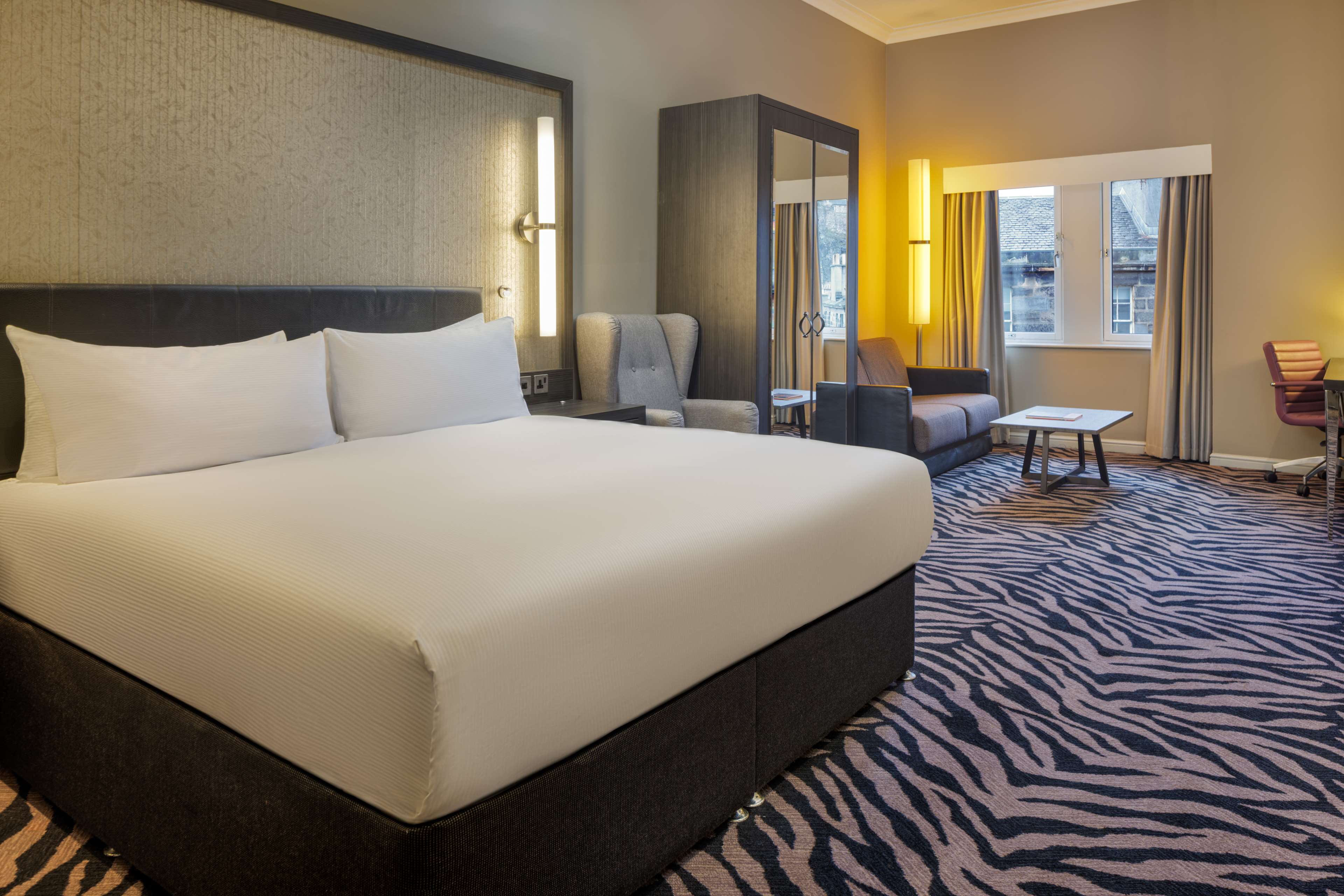 DoubleTree by Hilton Edinburgh City Centre Room Type - KING DELUXE ROOM WITH VIEW