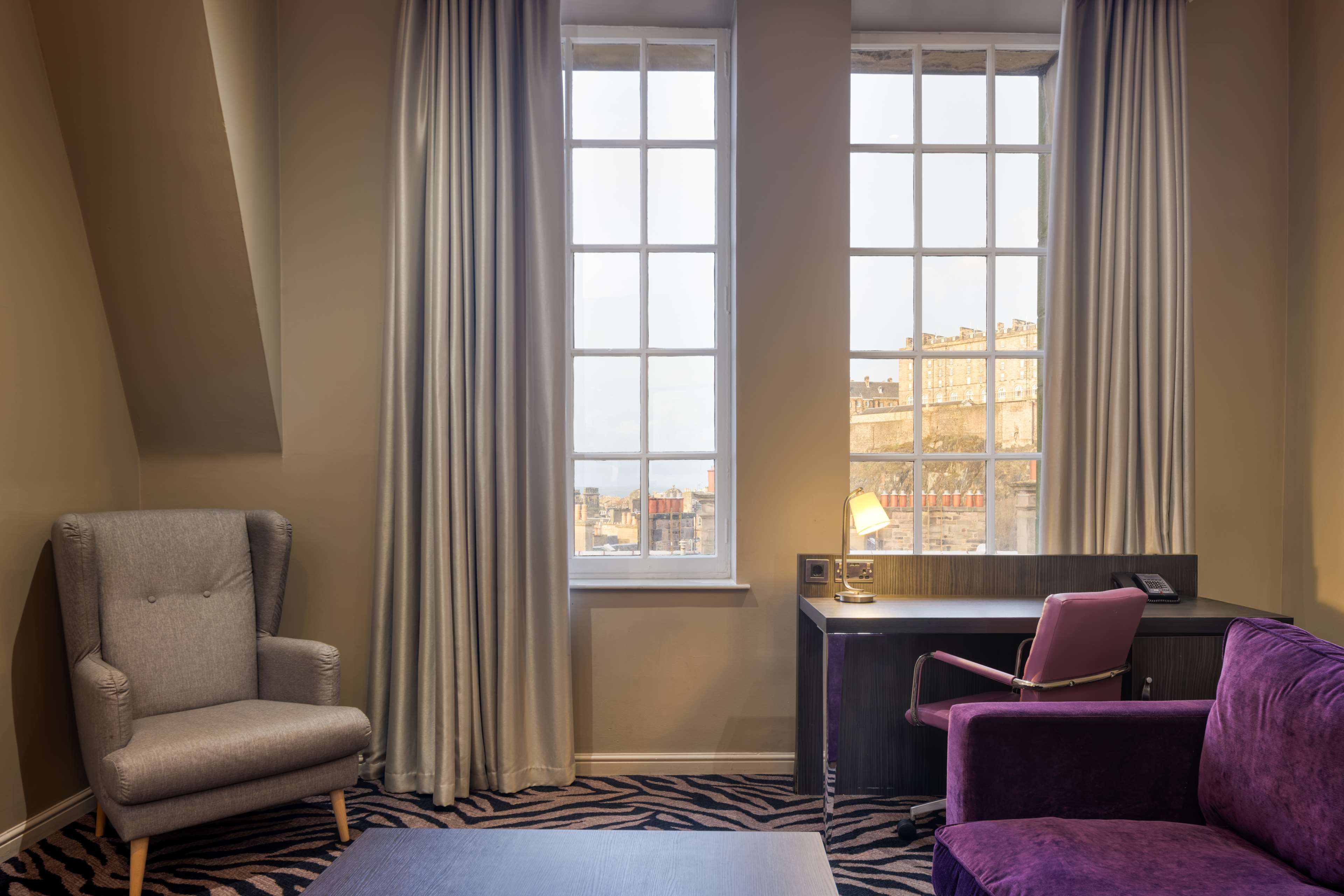 DoubleTree by Hilton Edinburgh City Centre Room Type - KING ONE BEDRM STE W  VIEW
