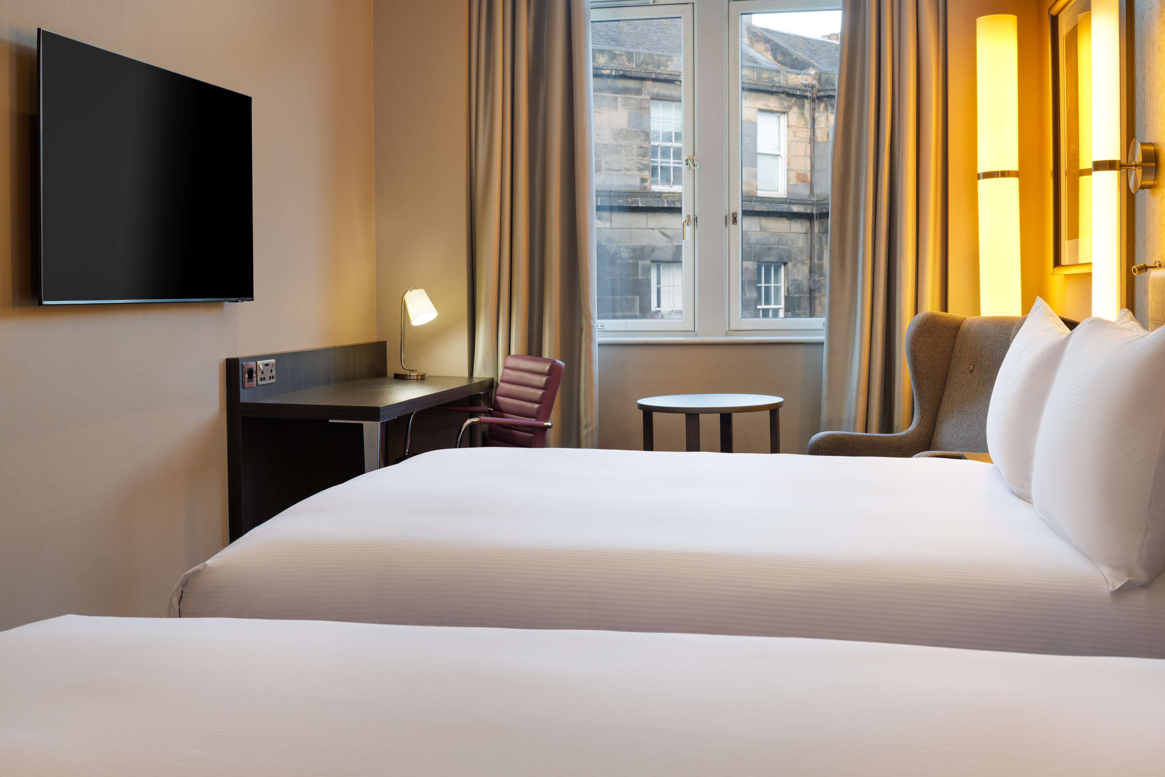 DoubleTree by Hilton Edinburgh City Centre Room Type - KING ACCESSIBLE DELUXE RM