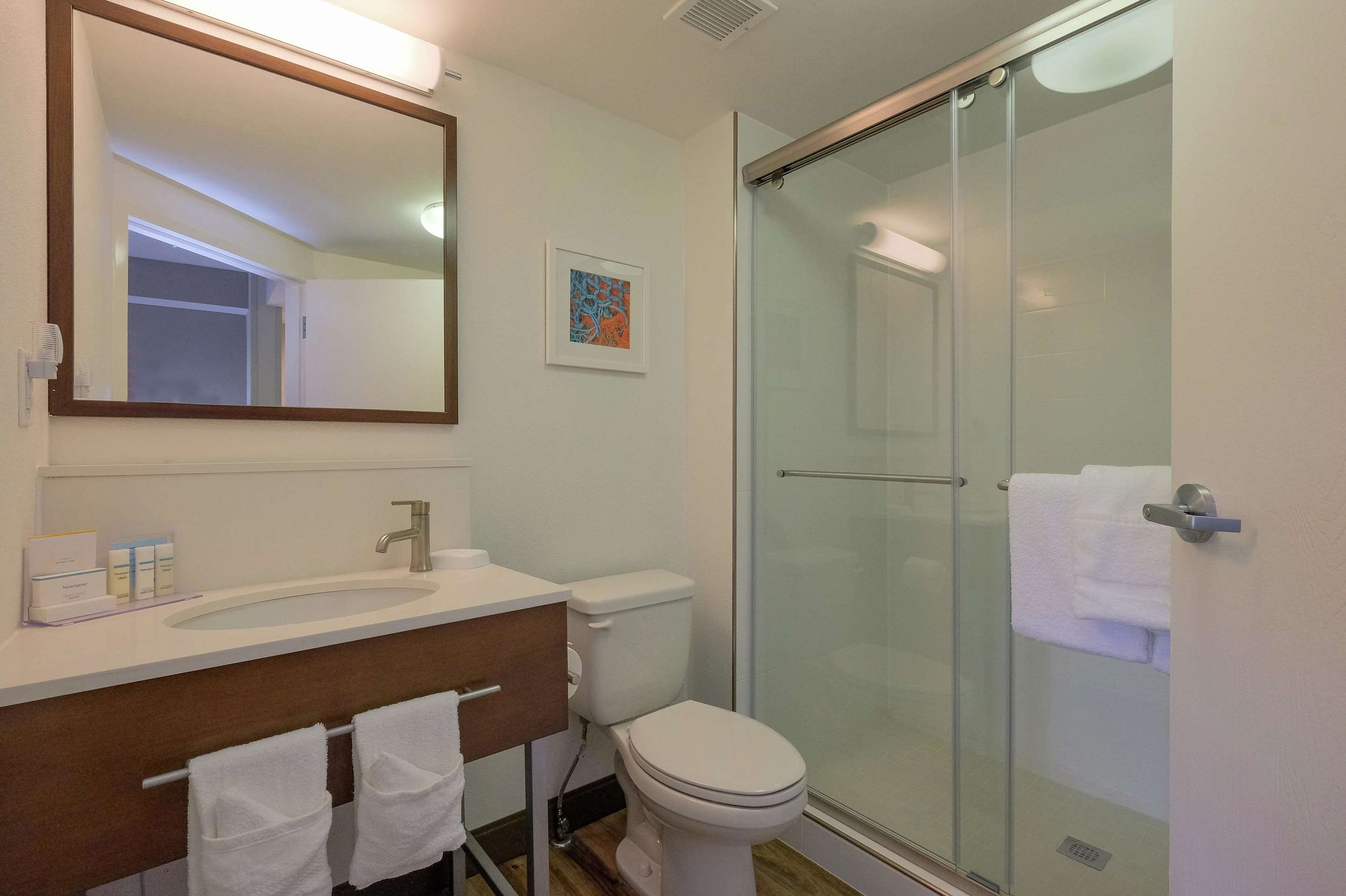 Guest room bath