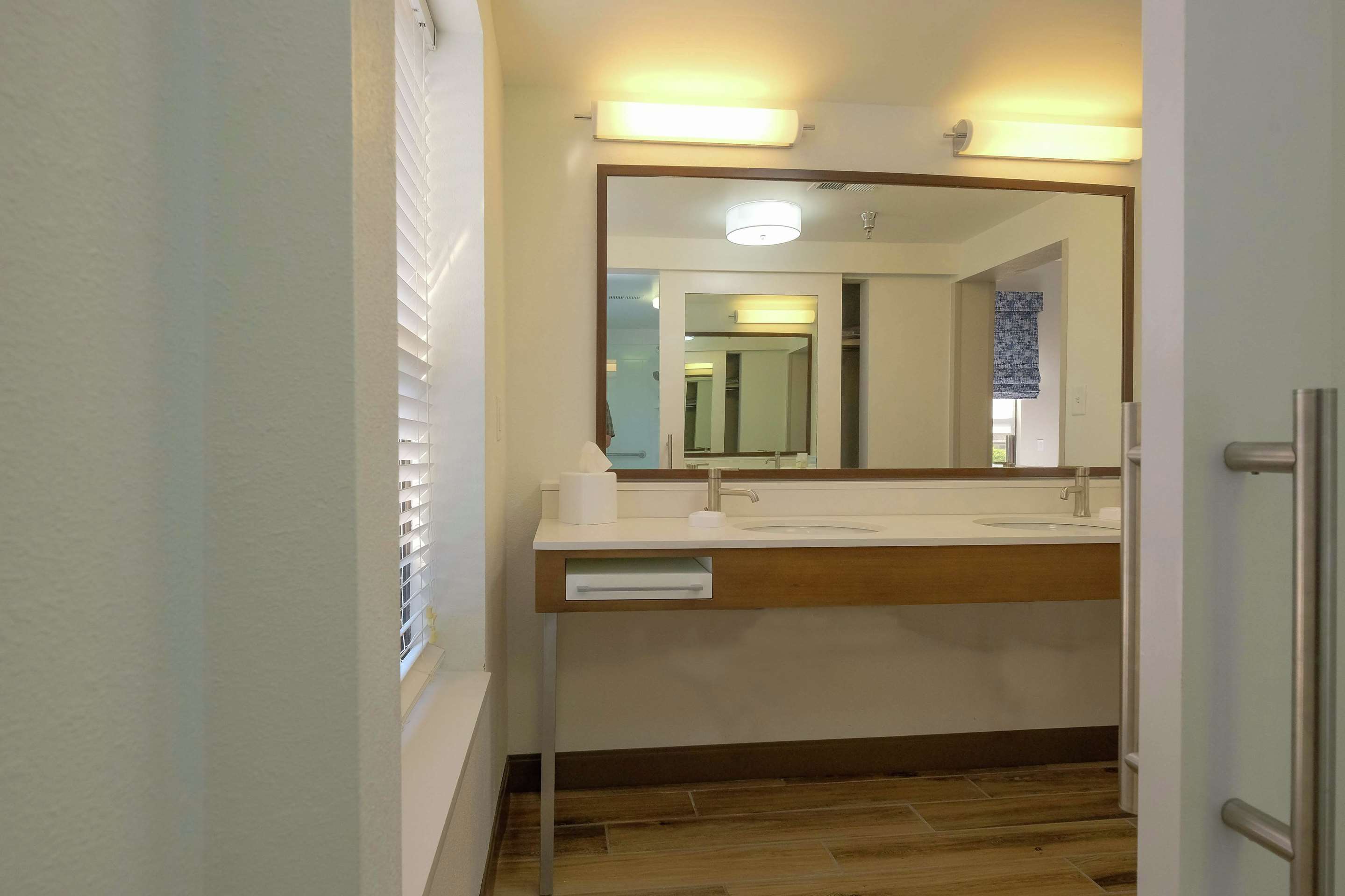 Guest room bath