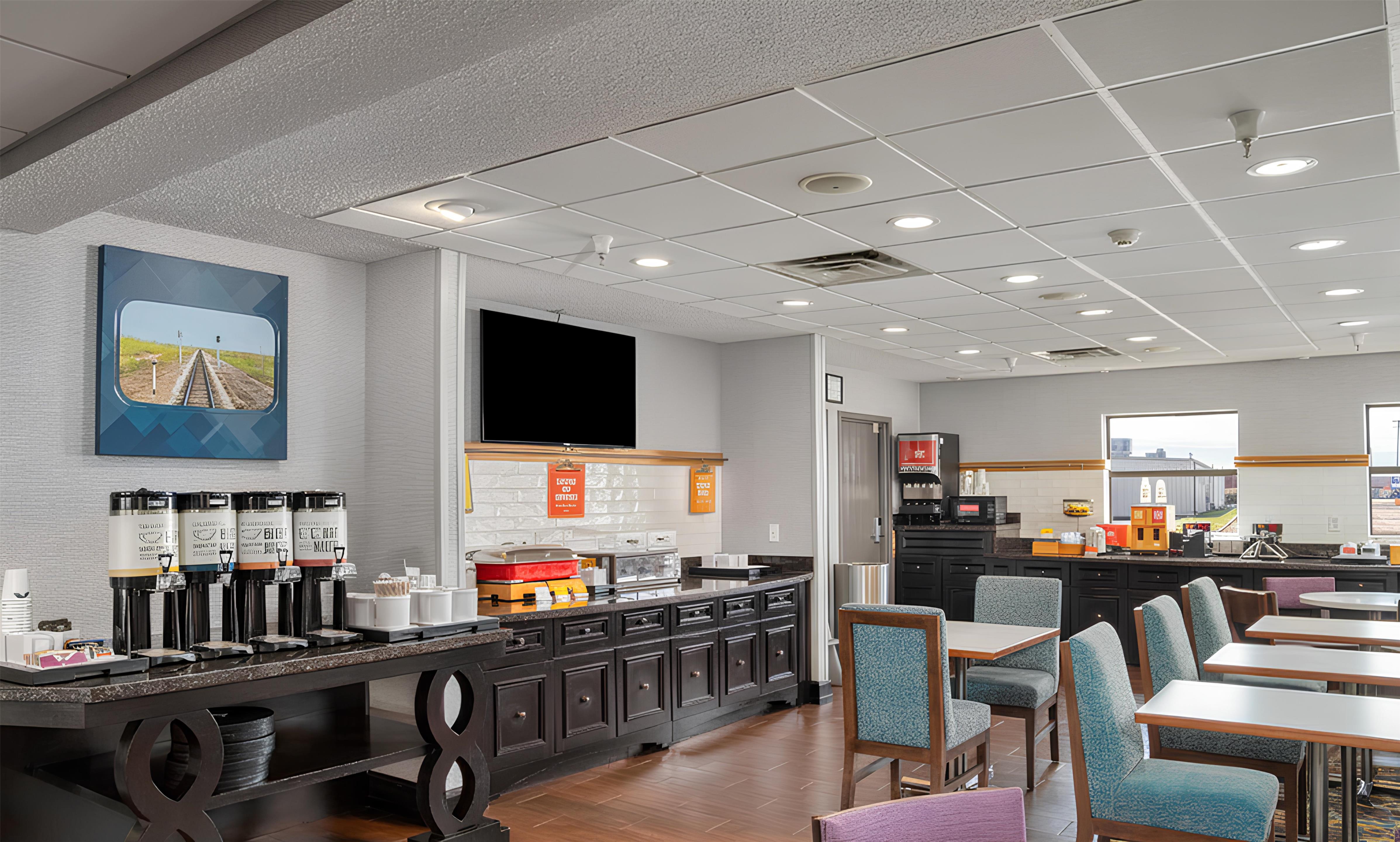 Breakfast Area | Hampton Inn Elkhart