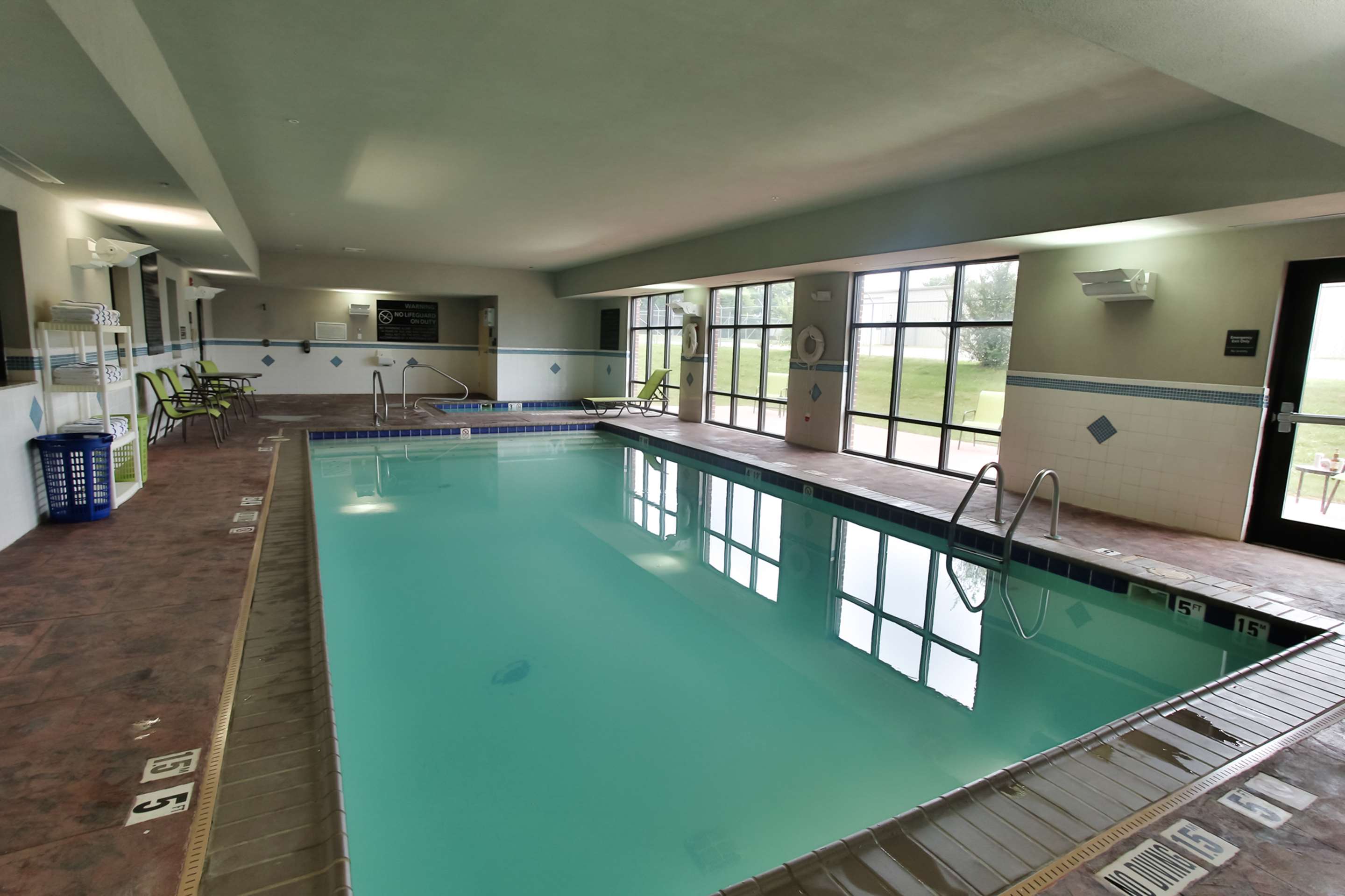 Pool | Hampton Inn & Suites Middlebury