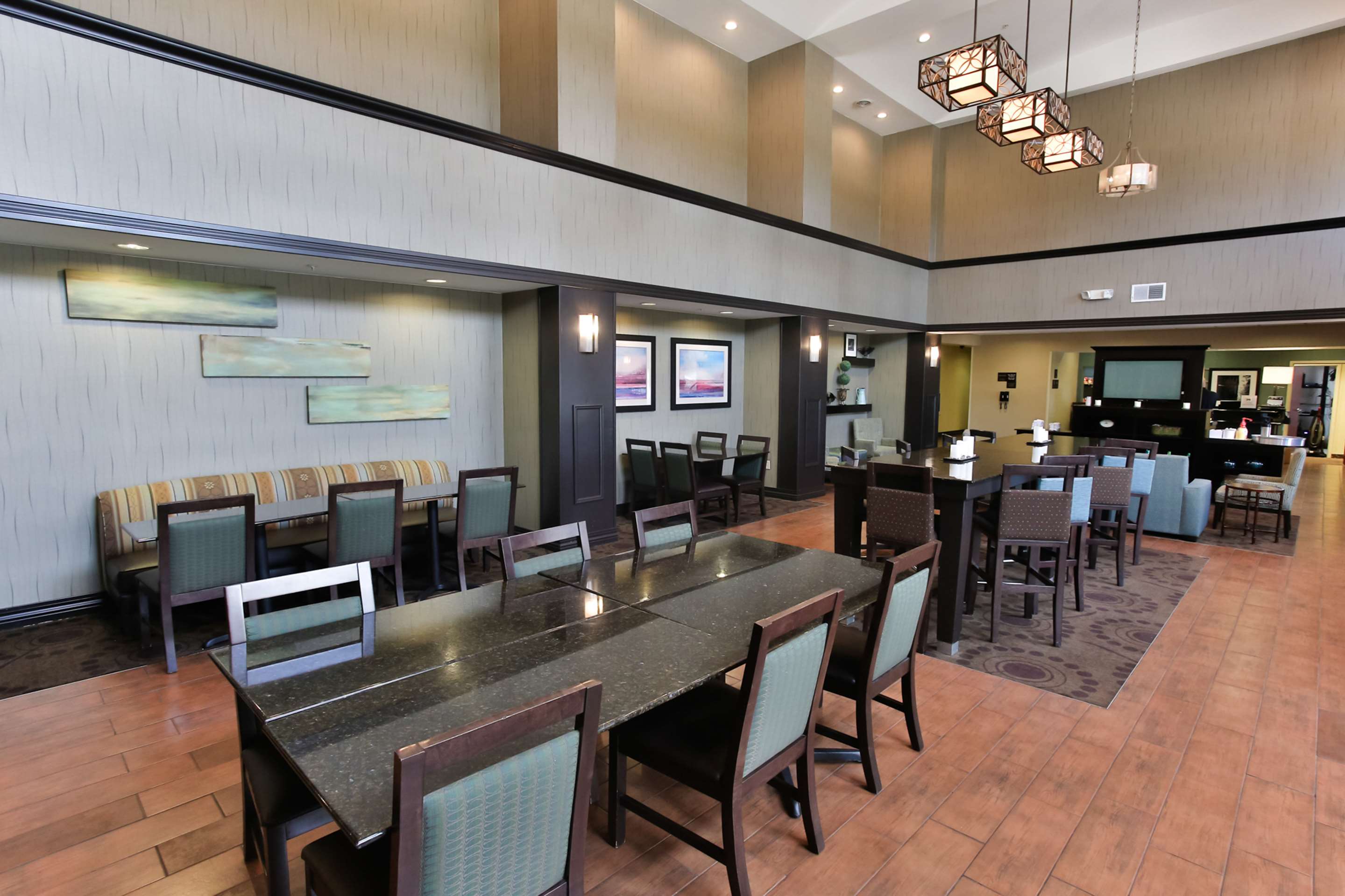 Restaurant | Hampton Inn & Suites Middlebury
