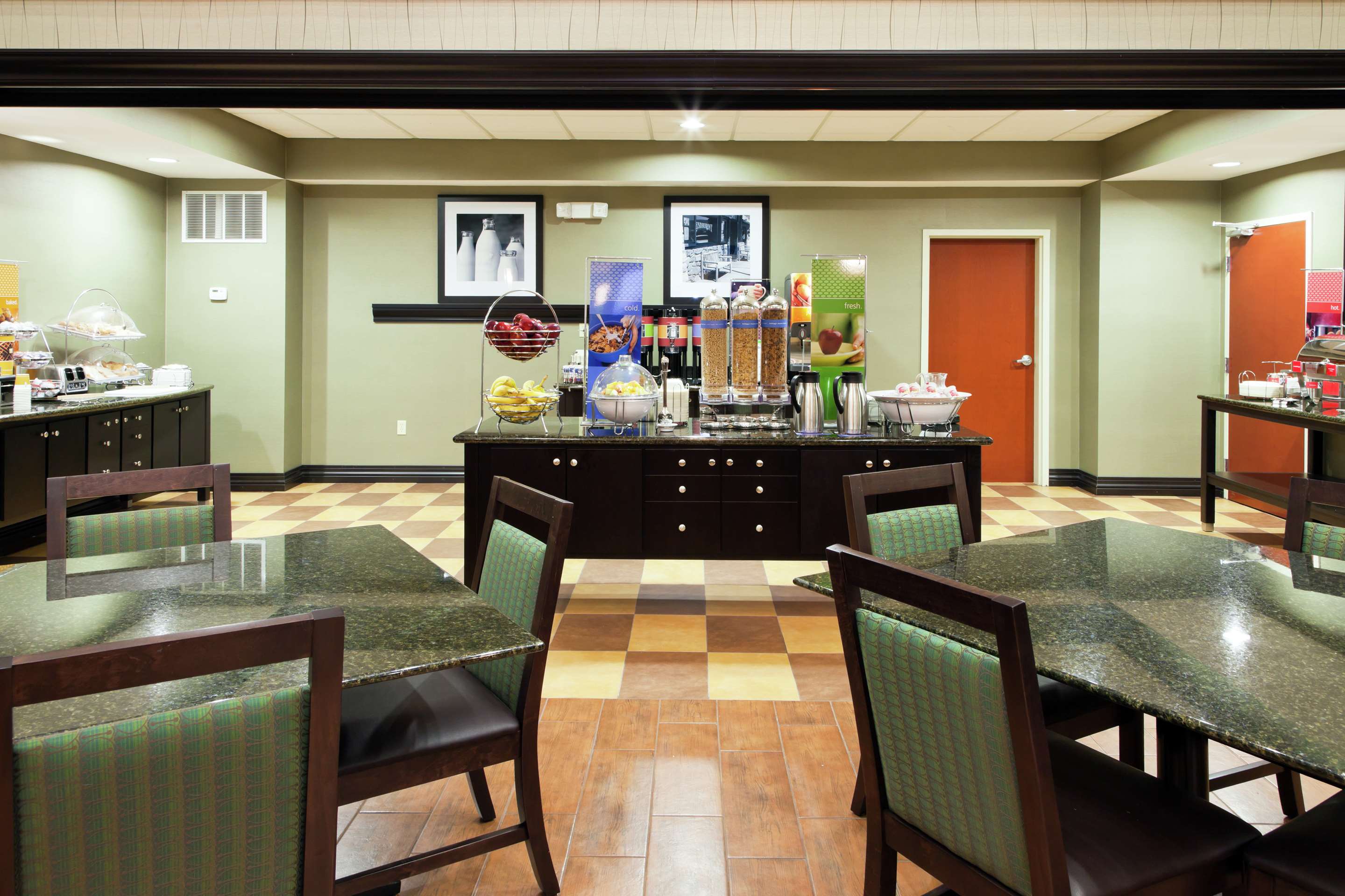 Restaurant | Hampton Inn & Suites Middlebury