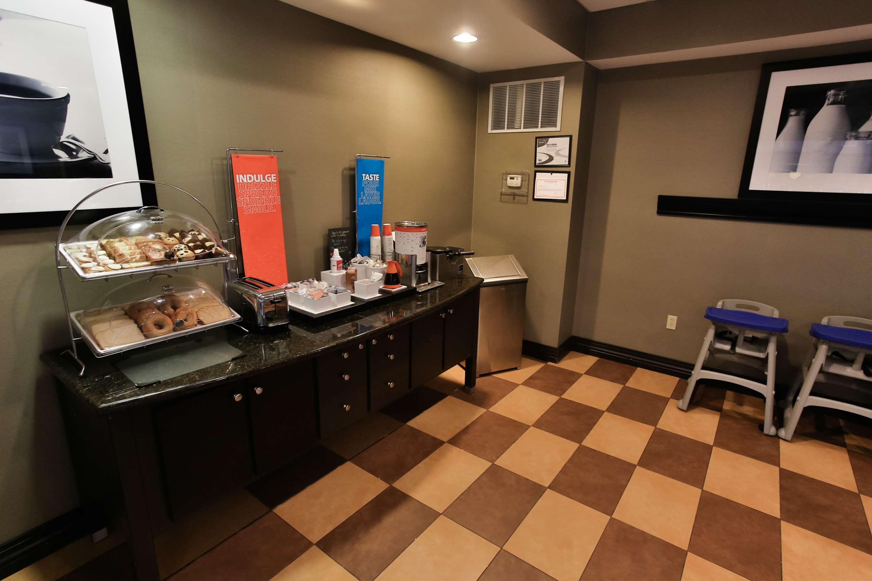 Restaurant | Hampton Inn & Suites Middlebury