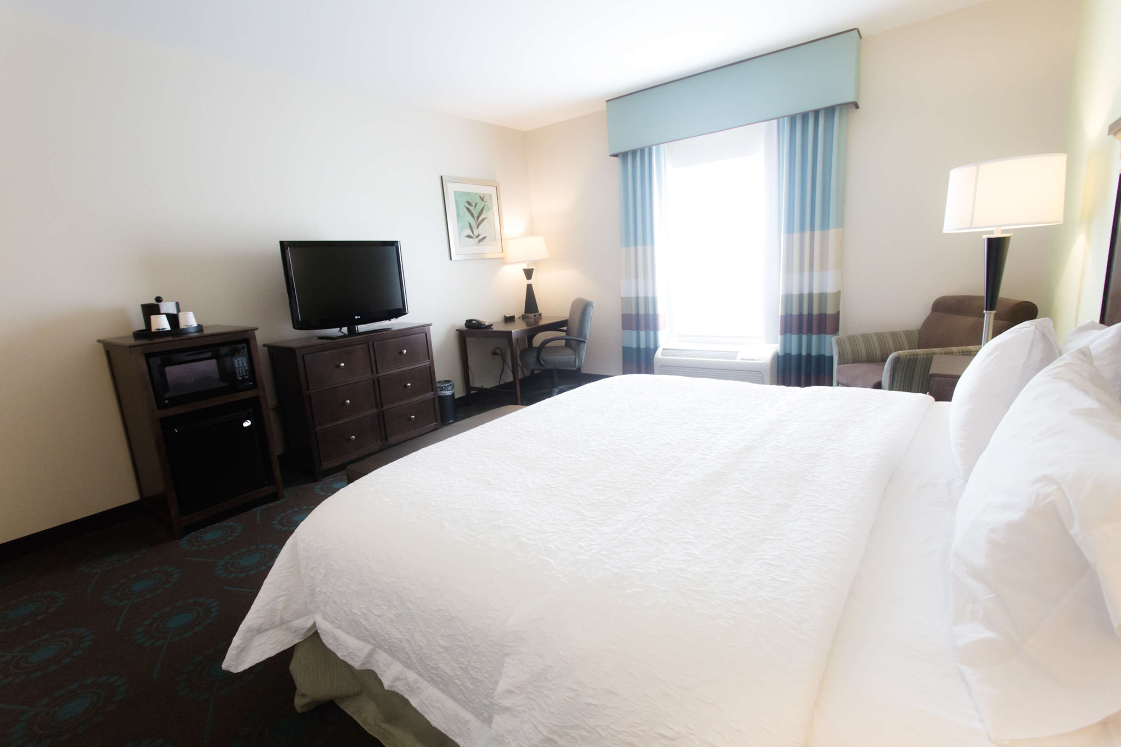Hampton Inn & Suites by Hilton Middlebury - Tap to explore photos