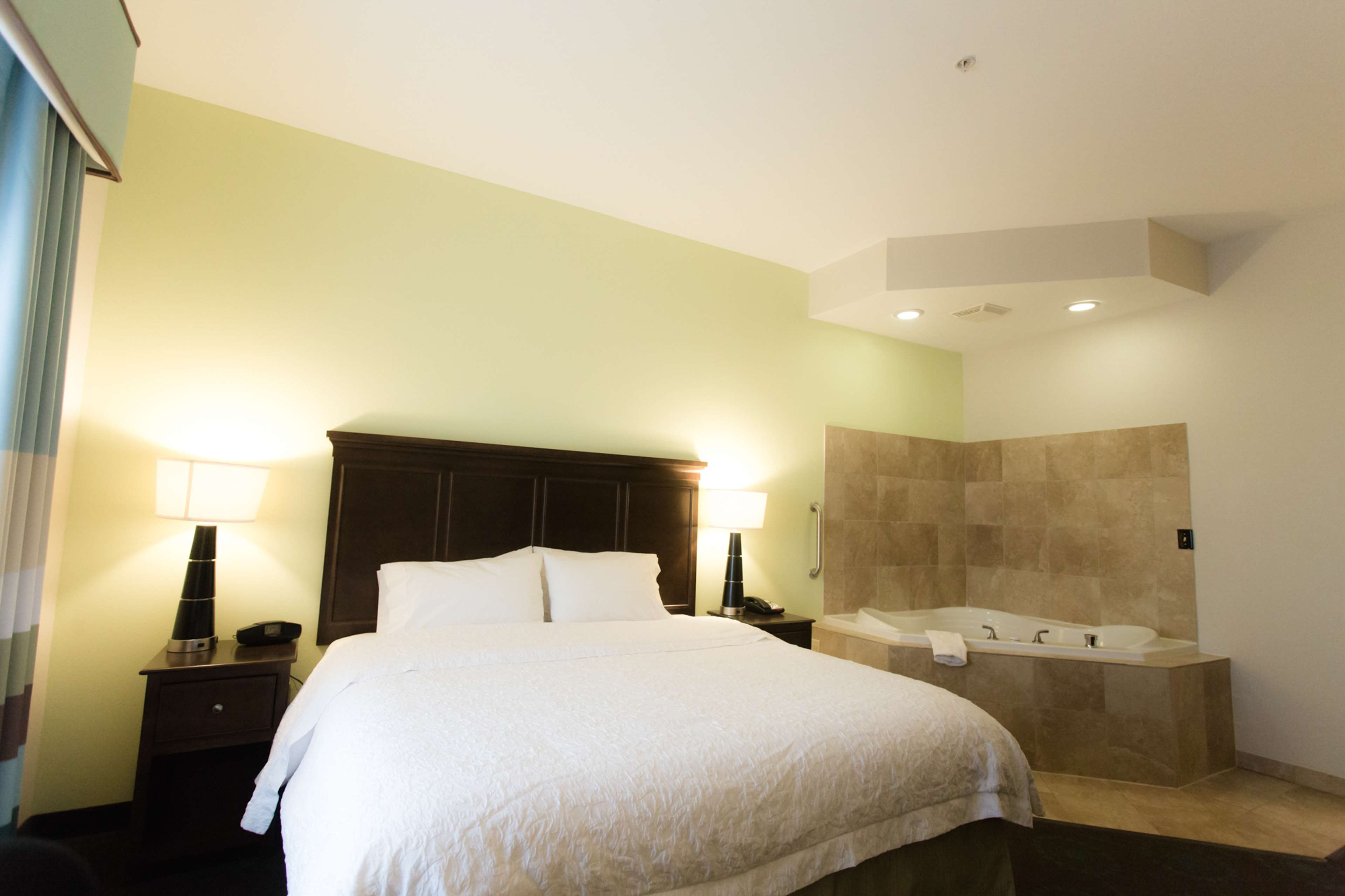 Hampton Inn & Suites by Hilton Middlebury Room Type - 1 KNG STE WHRLPL NOSMOKE