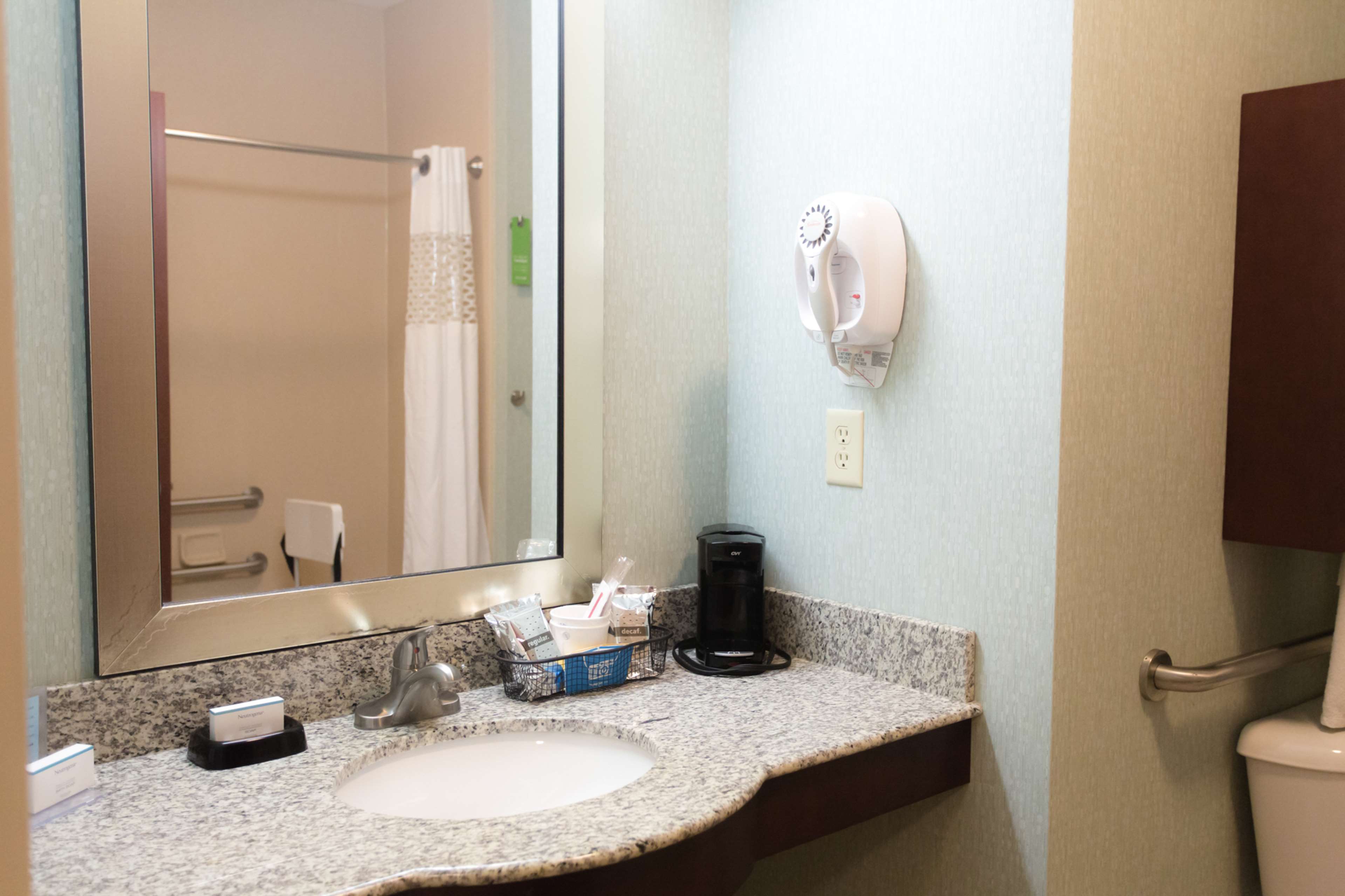 Hampton Inn & Suites by Hilton Middlebury Room Type - 2QN MOB HEARING ACC TUB NS
