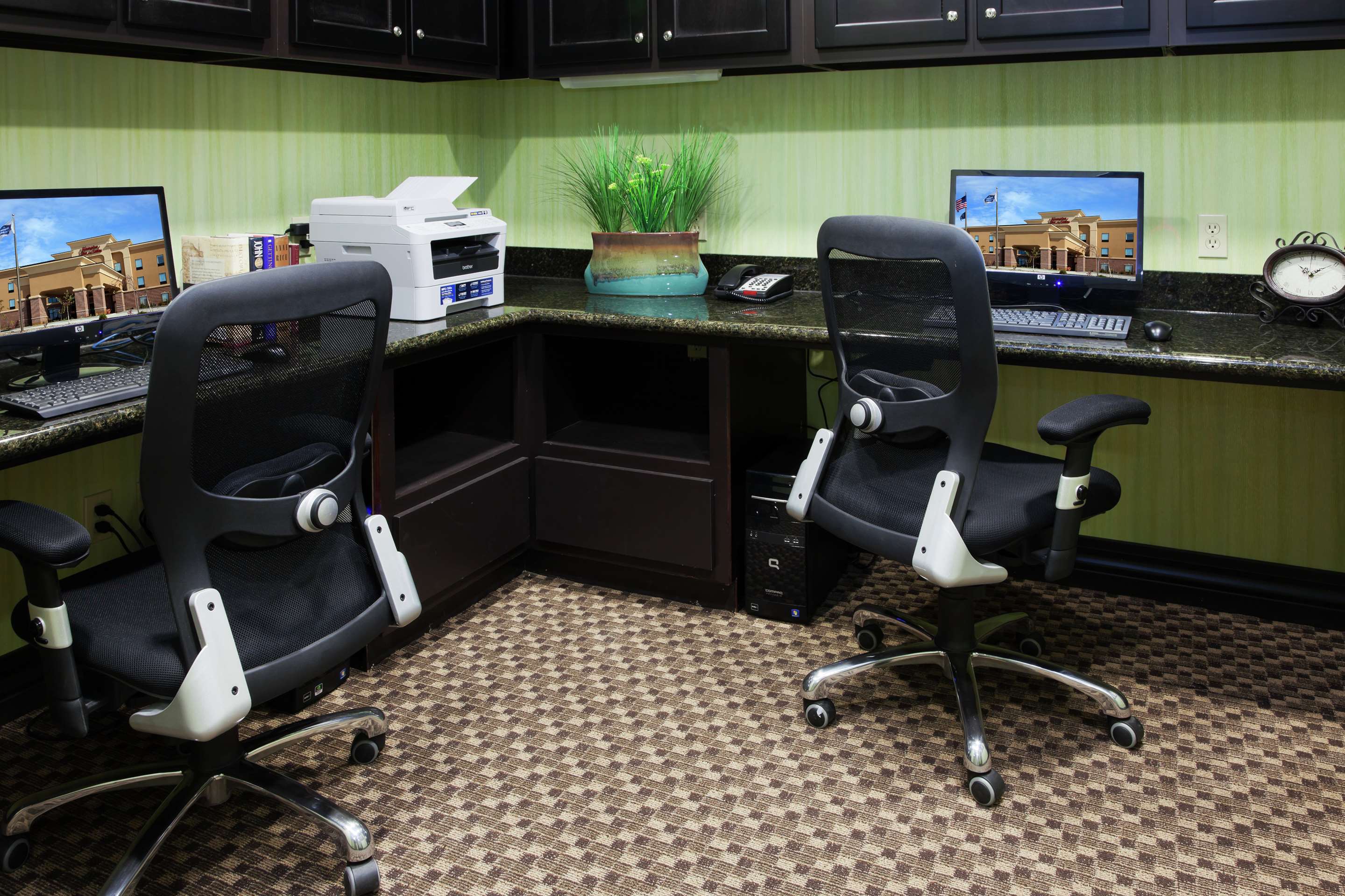 Business Center | Hampton Inn & Suites Middlebury