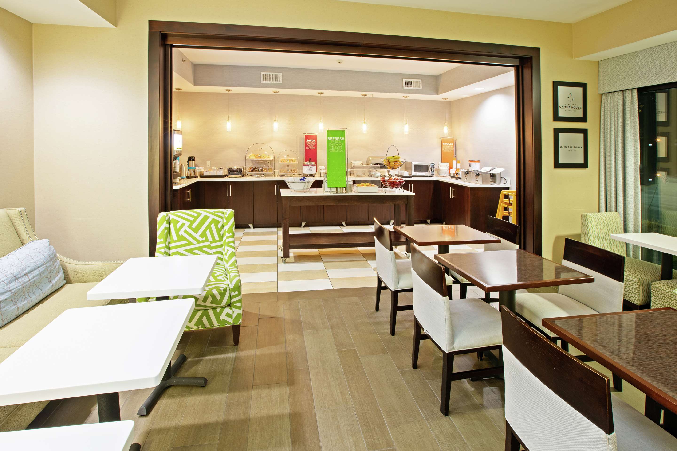 Breakfast Area | Hampton Inn Elizabethtown