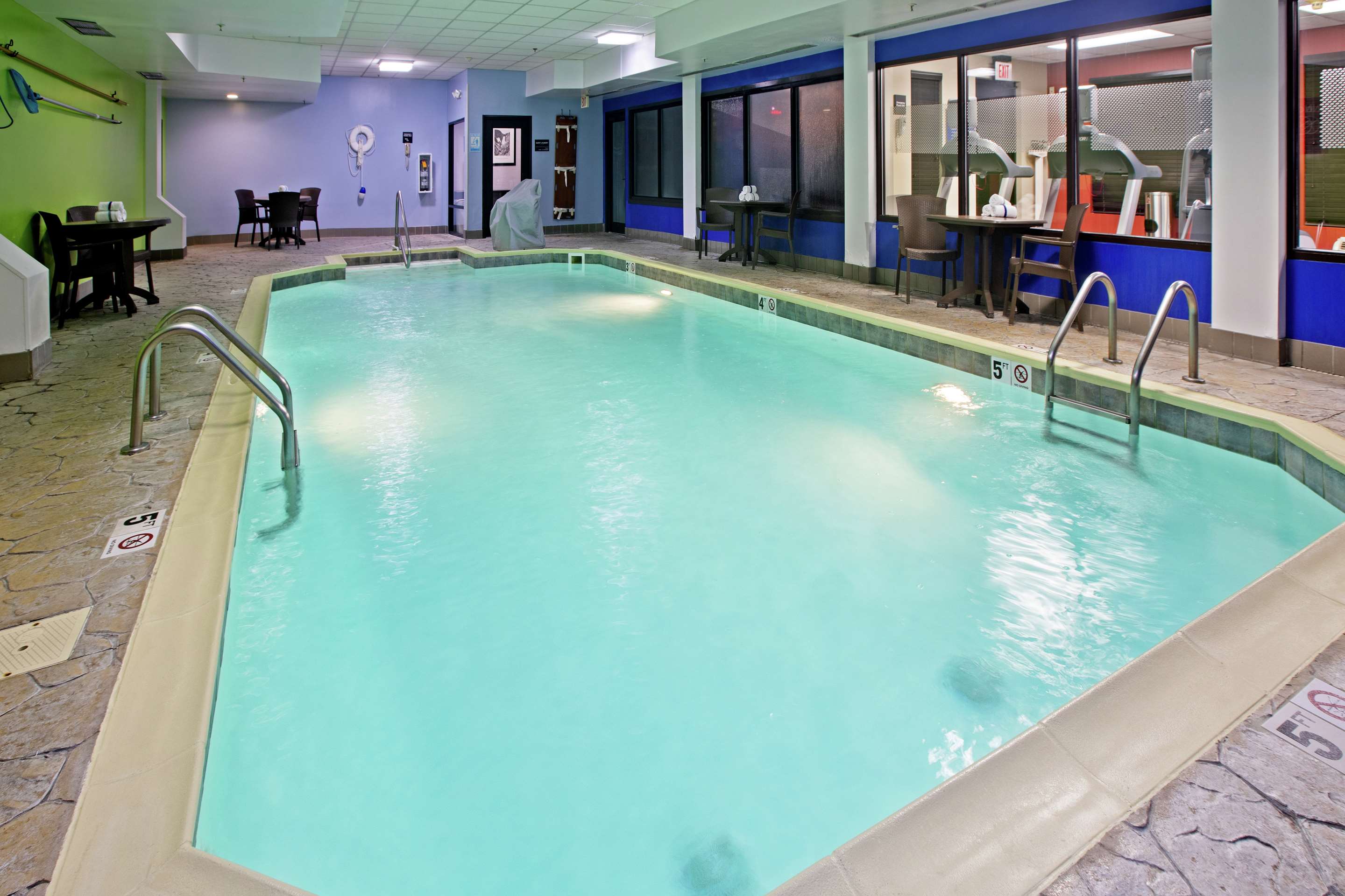 Pool | Hampton Inn Elizabethtown