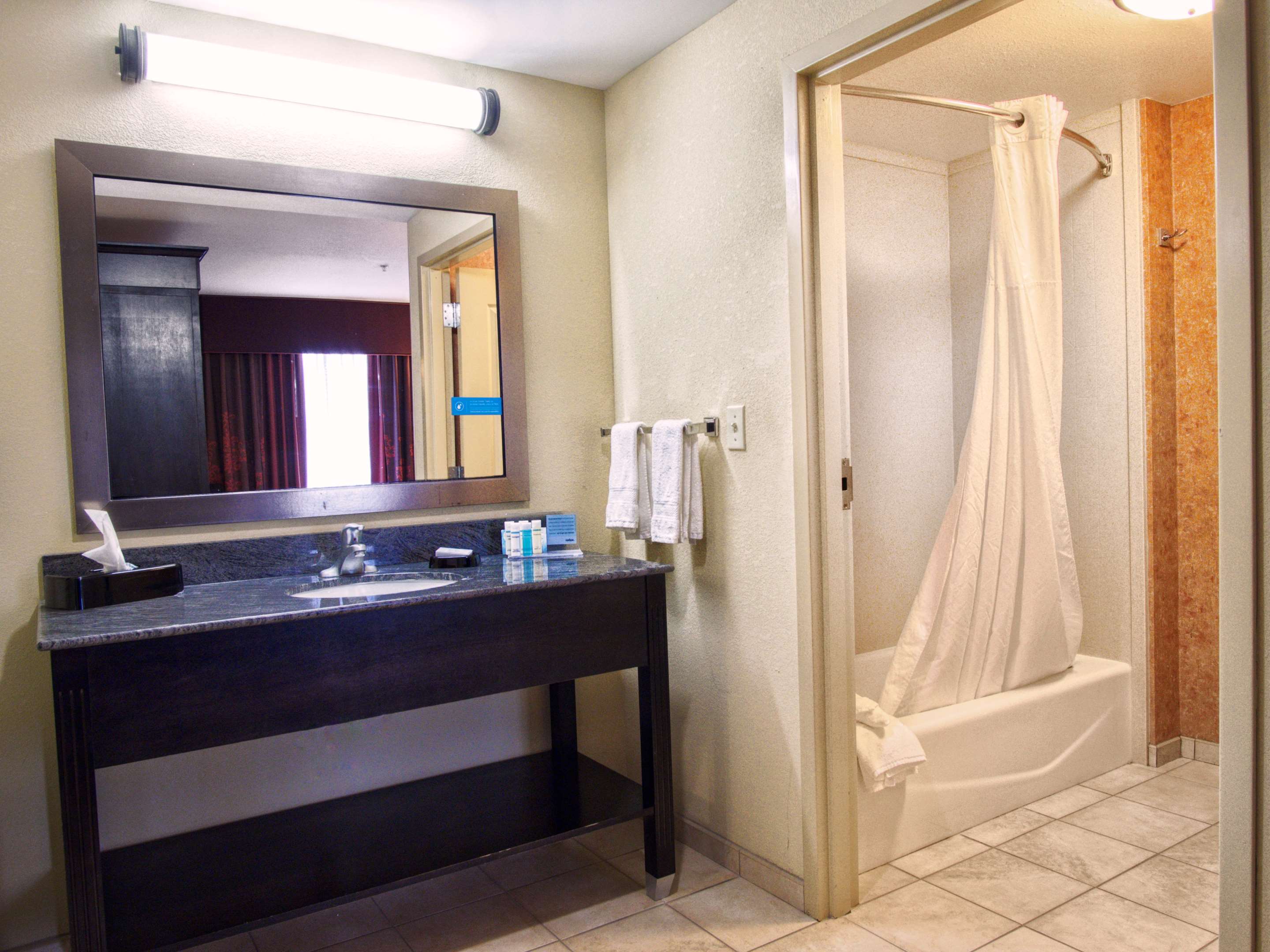Guest room bath