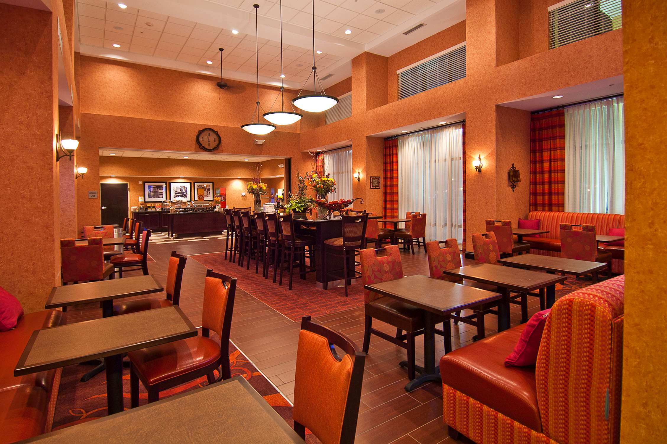 Breakfast Area | Hampton Inn & Suites Elk City