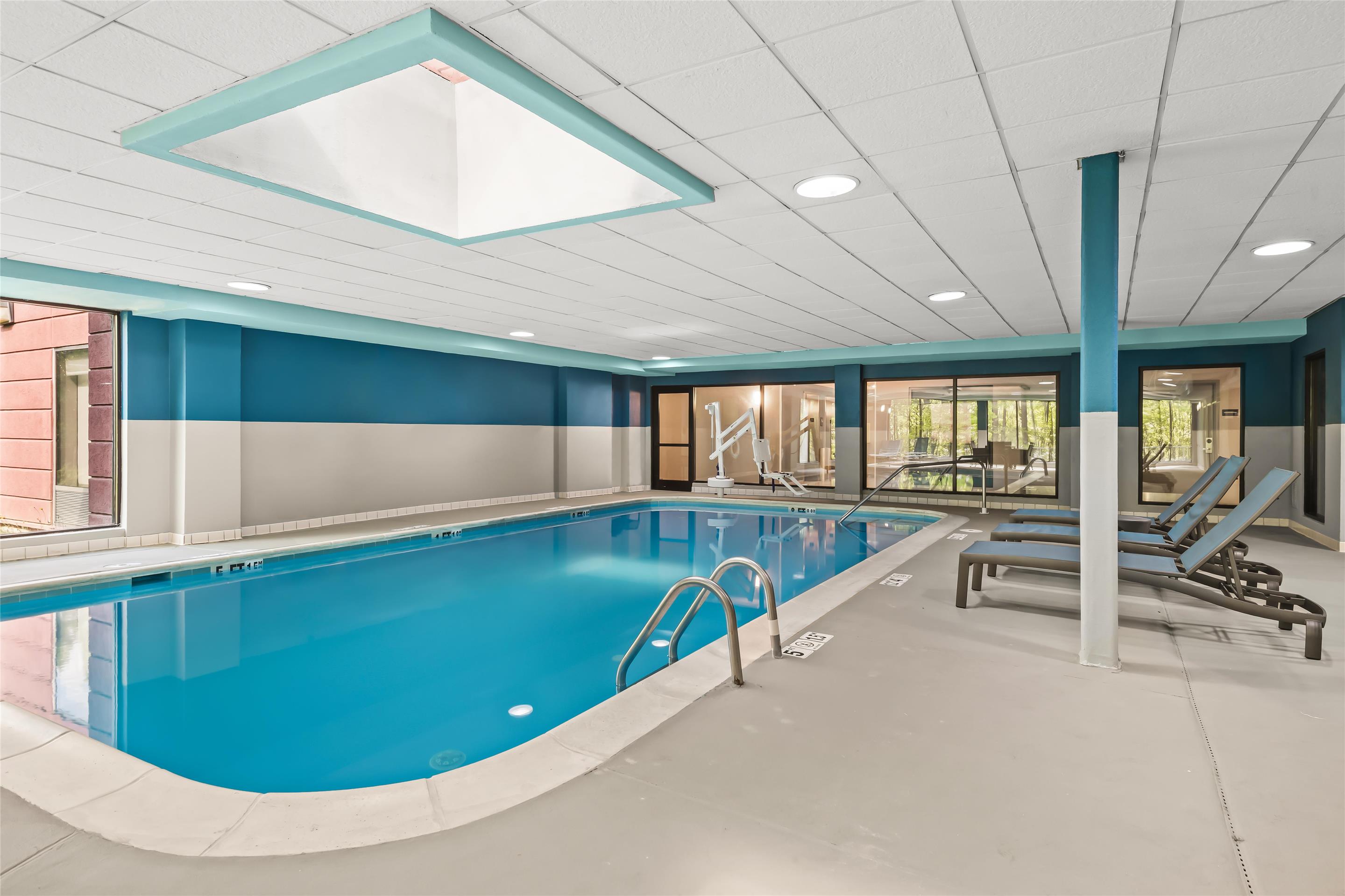 Pool | Hampton Inn Elkton
