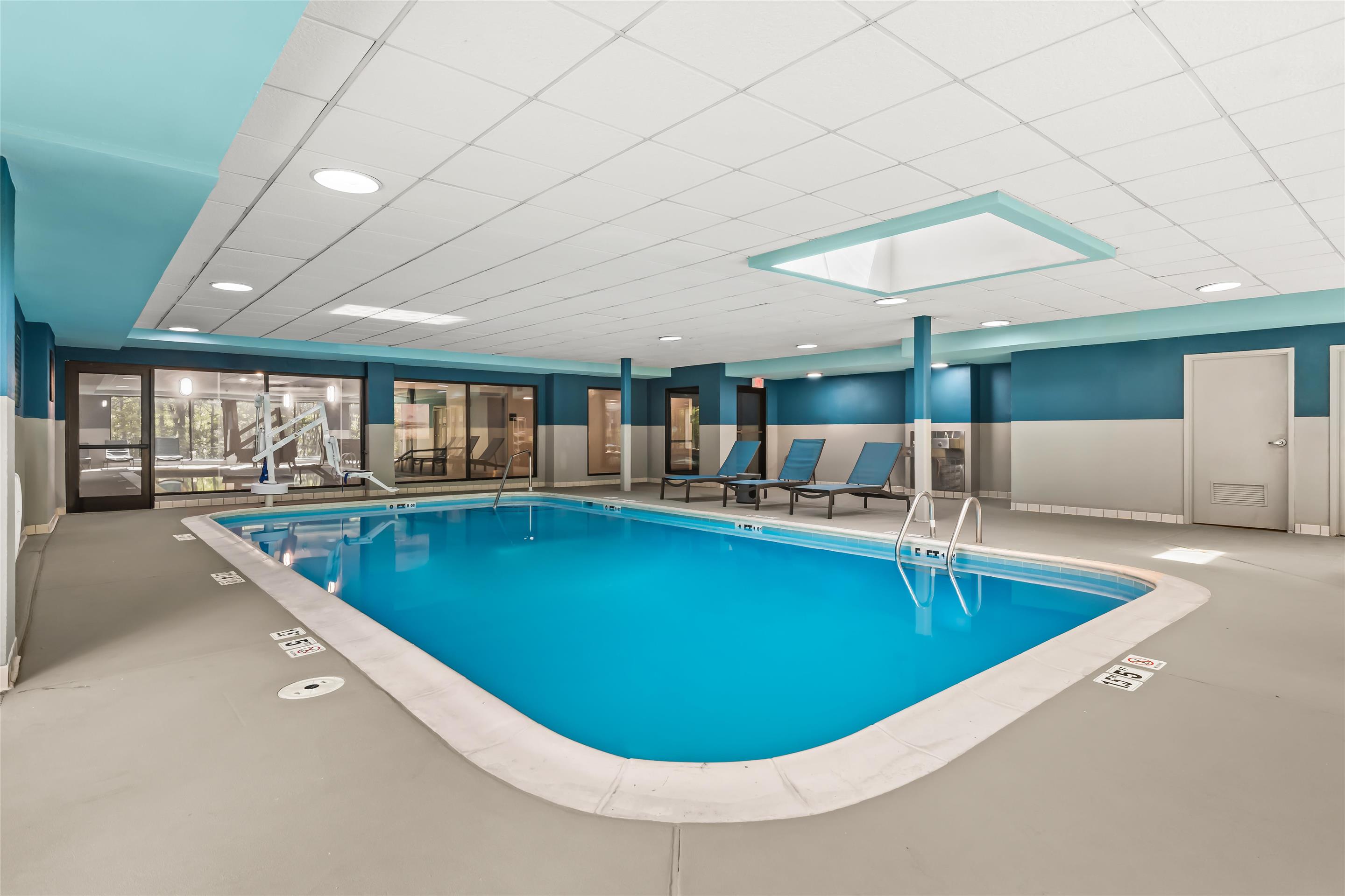 Pool | Hampton Inn Elkton