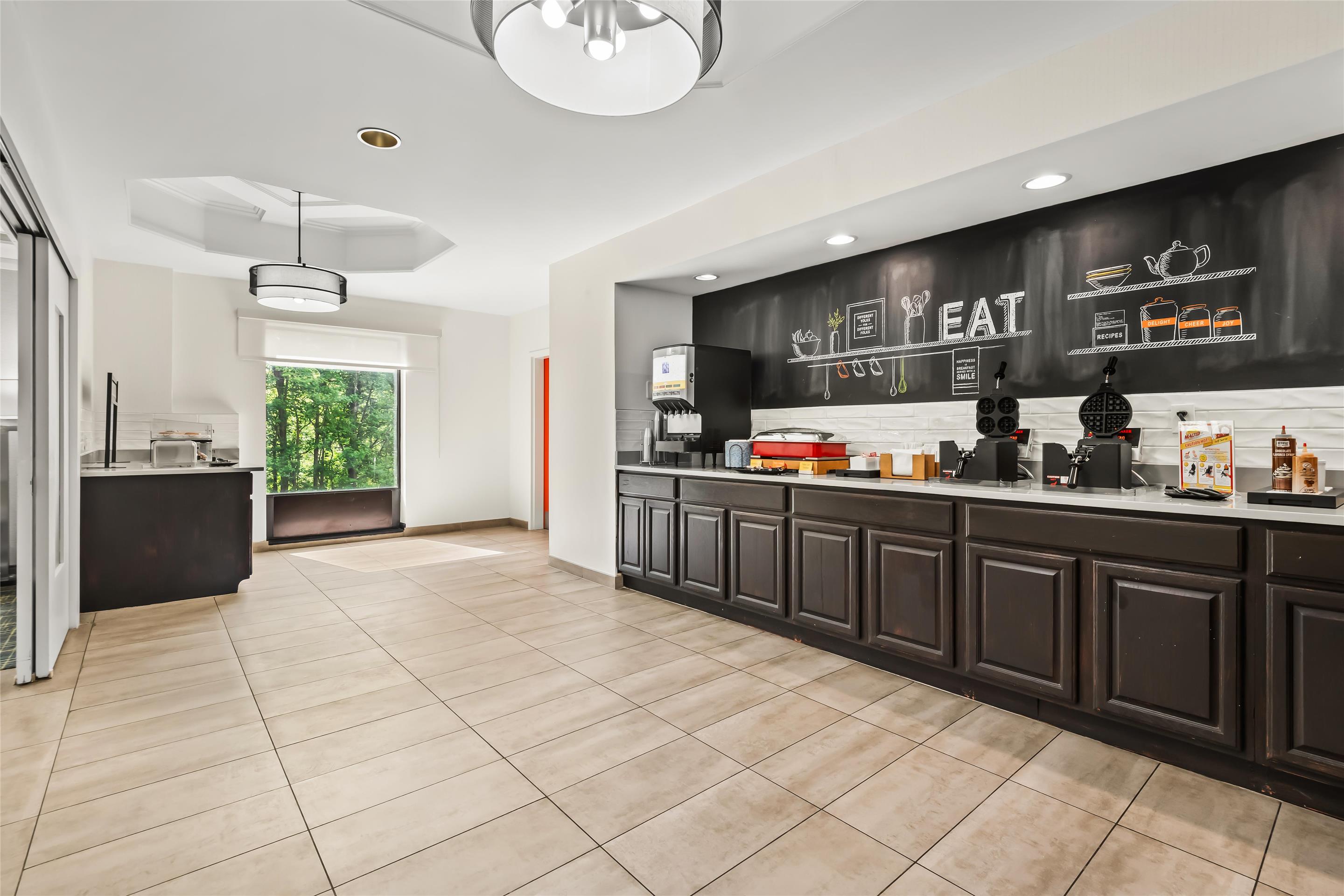 Breakfast Area | Hampton Inn Elkton