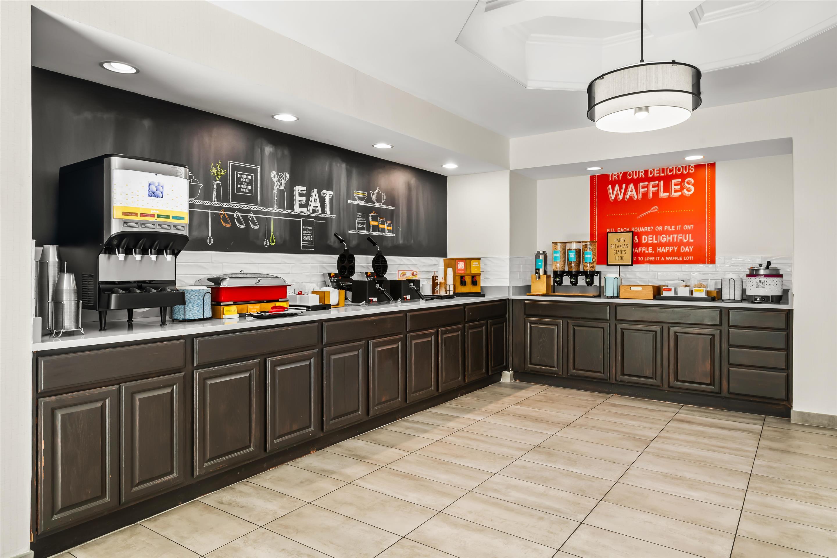 Breakfast Area | Hampton Inn Elkton
