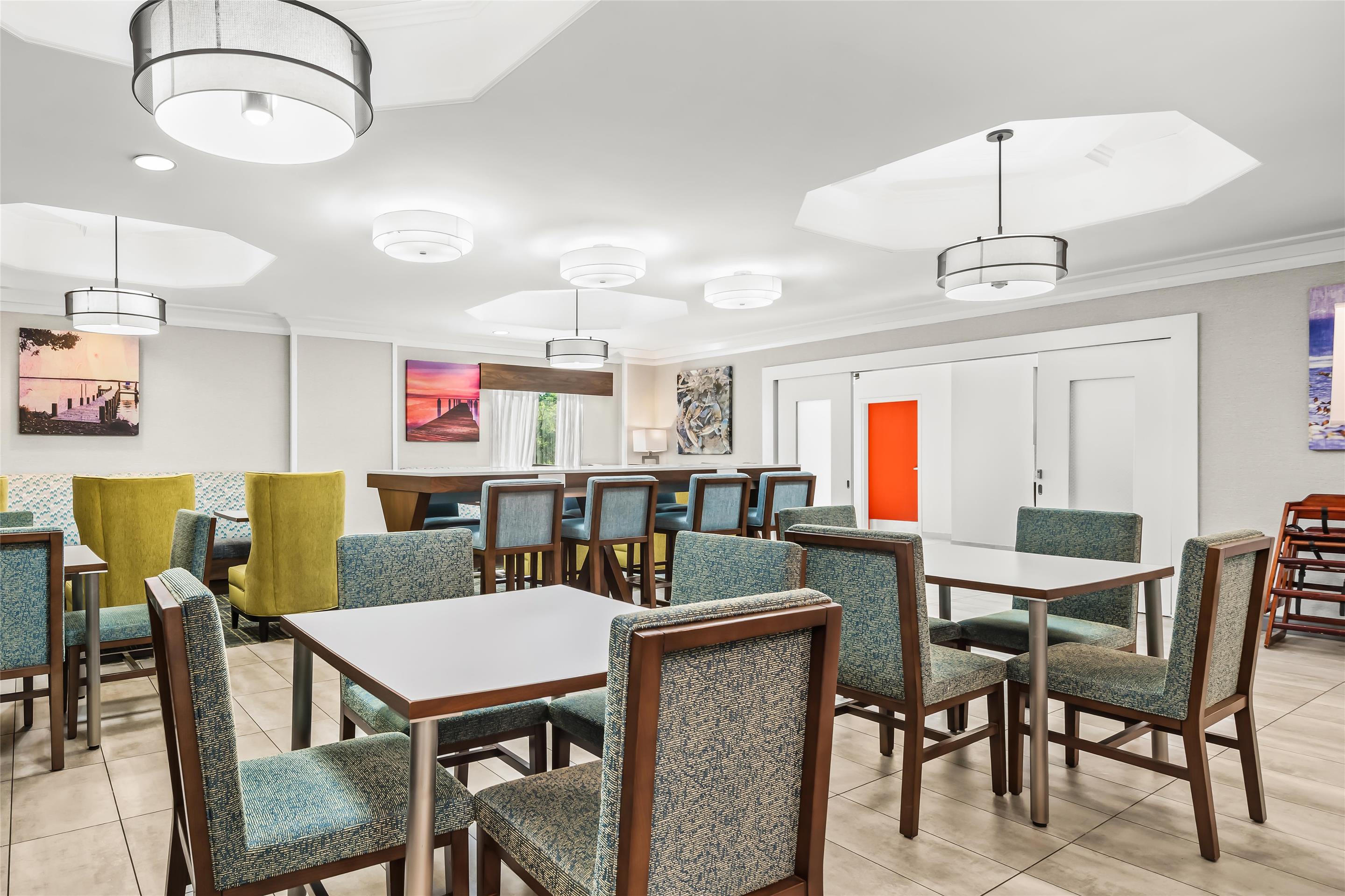 Breakfast Area | Hampton Inn Elkton
