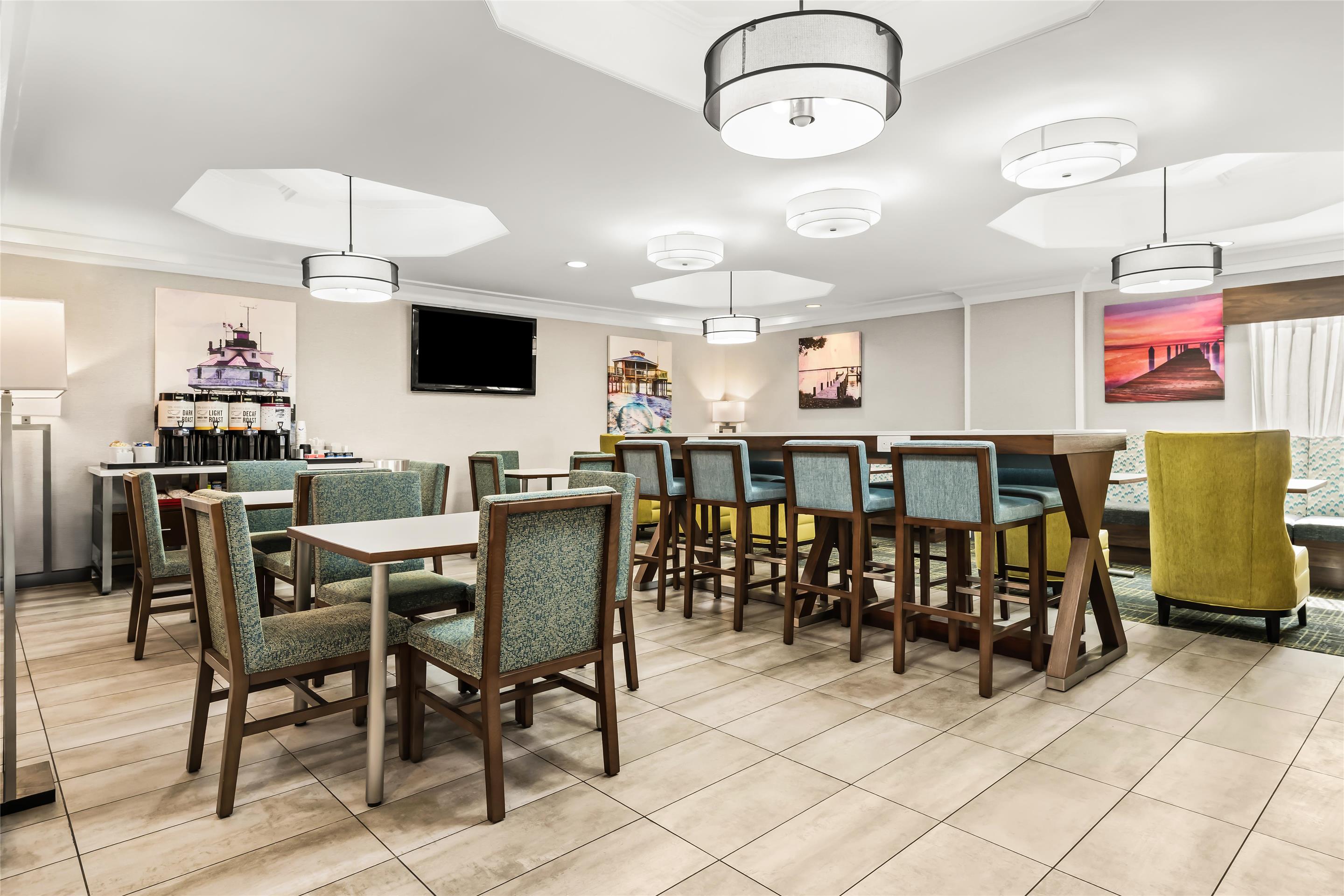 Breakfast Area | Hampton Inn Elkton