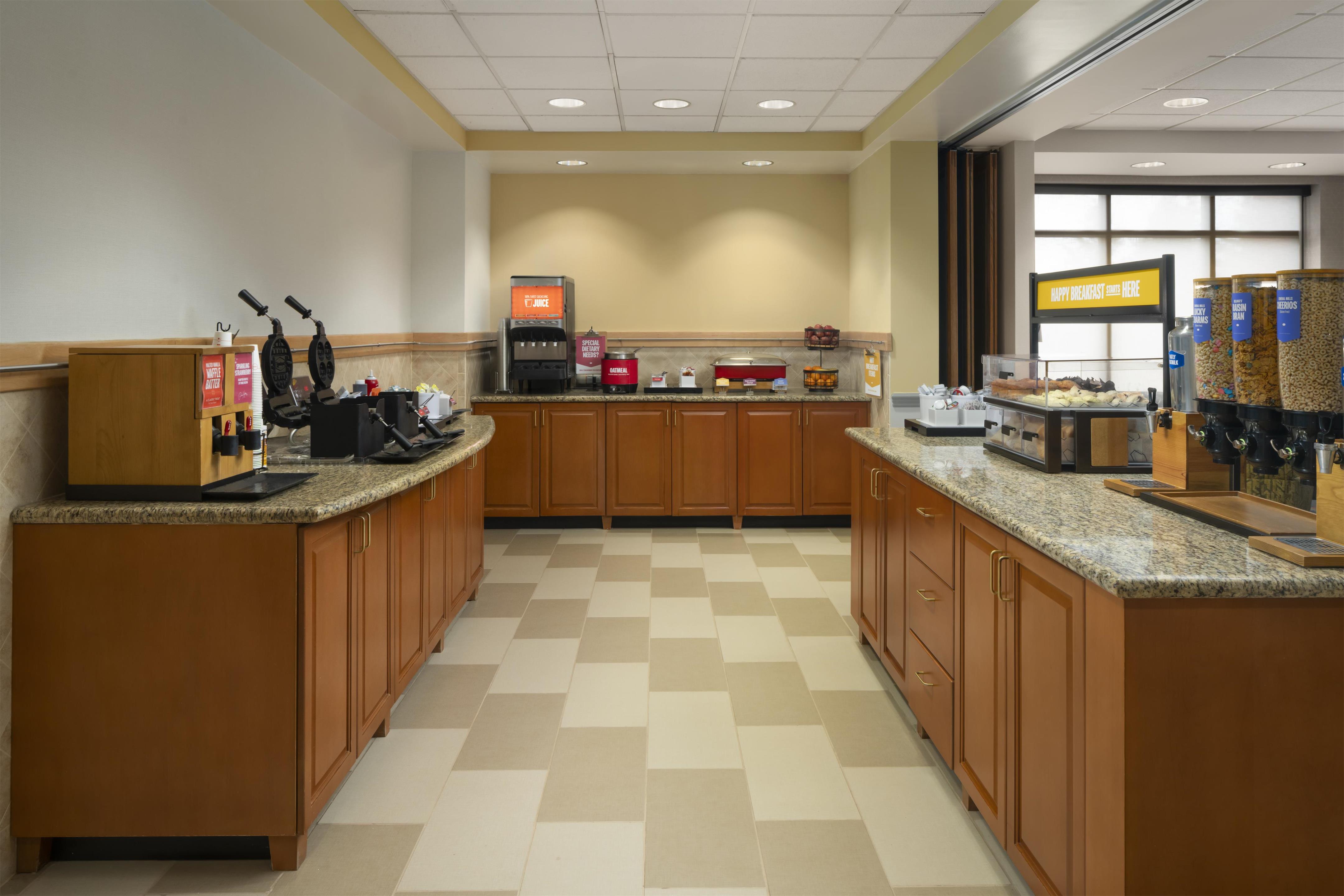 Breakfast Area | Hampton Inn Elmira/Horseheads
