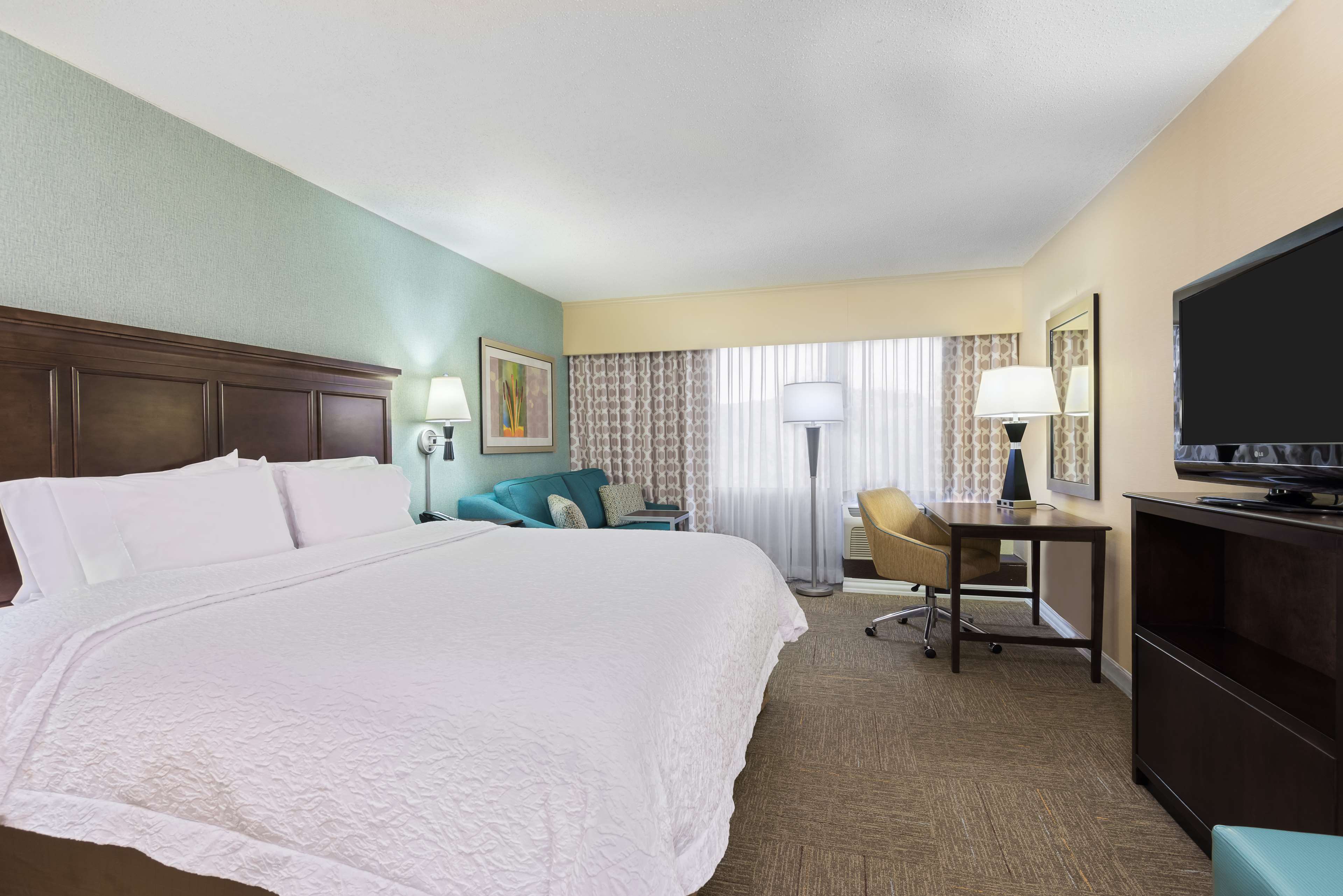 HAMPTON INN WHITE PLAINS TARR Room Type - 1KING STUDY SOFABED NOSMOK