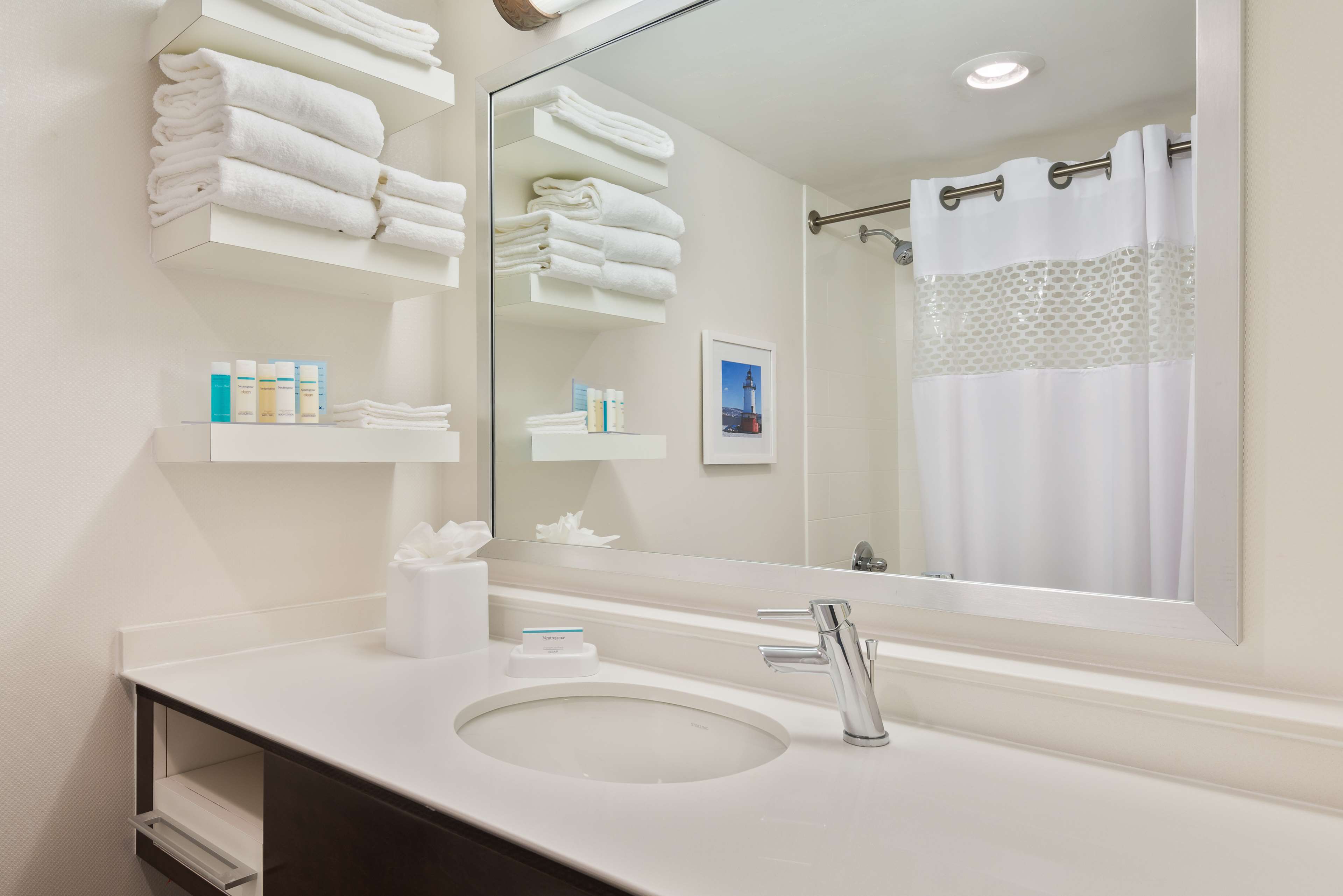 HAMPTON INN WHITE PLAINS TARR - Tap to explore photos