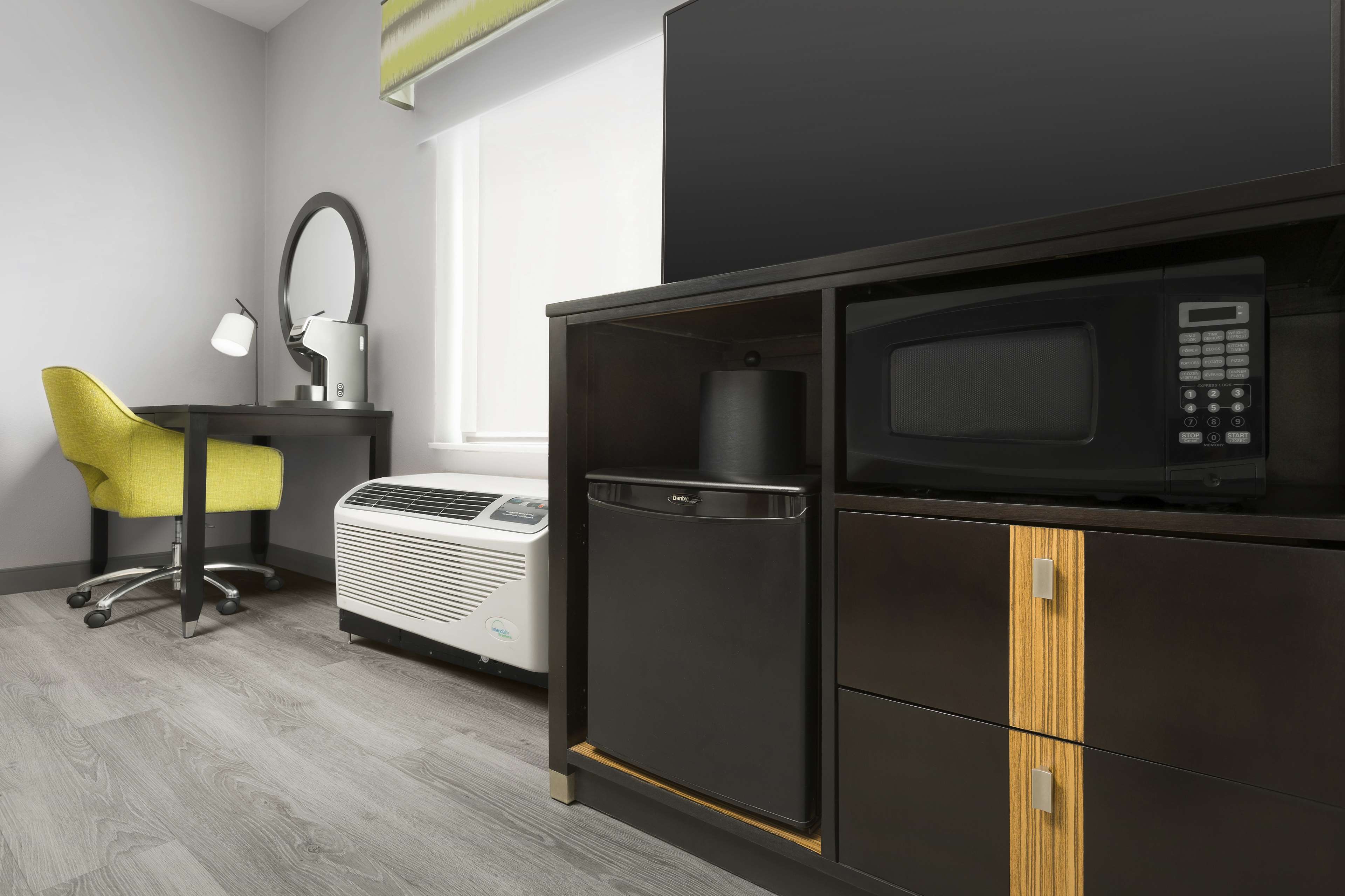 Hampton Inn & Suites by Hilton El Paso/East Room Type - 1 KING MICROWV FRIDGE NS