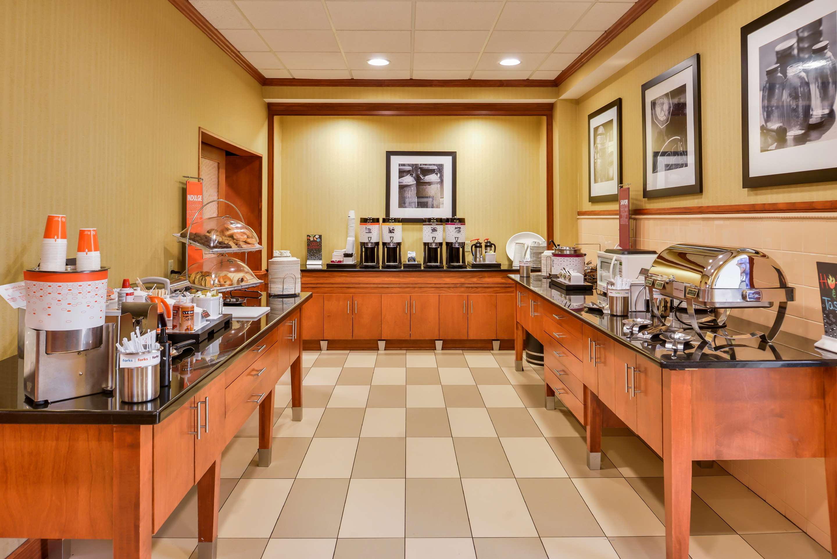 Breakfast Area | Hampton Inn by Hilton Emporia