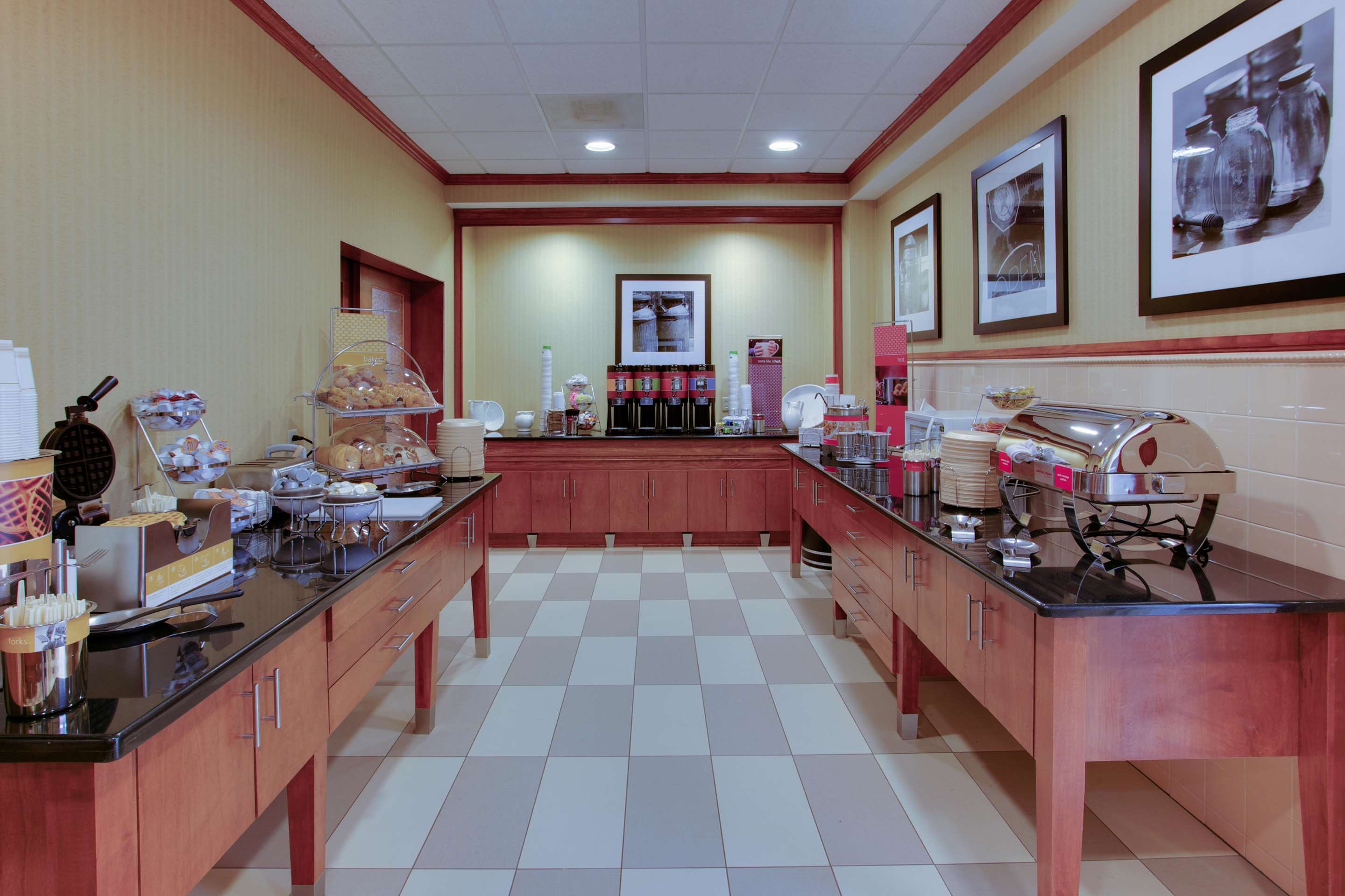 Breakfast Area | Hampton Inn by Hilton Emporia