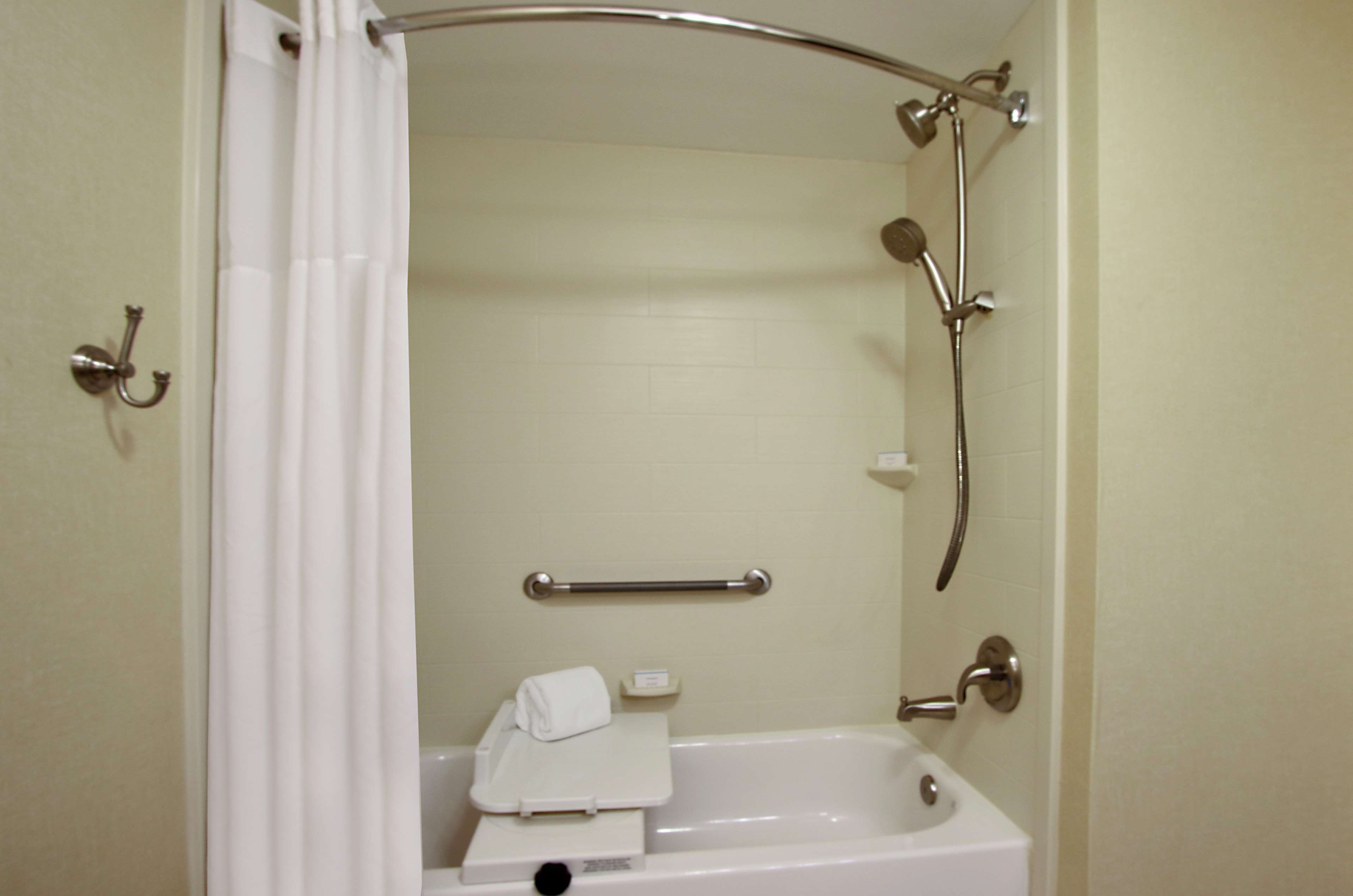 Hampton Inn by Hilton Ashtabula Room Type - 1 KING ACC W TUB NON SMOK