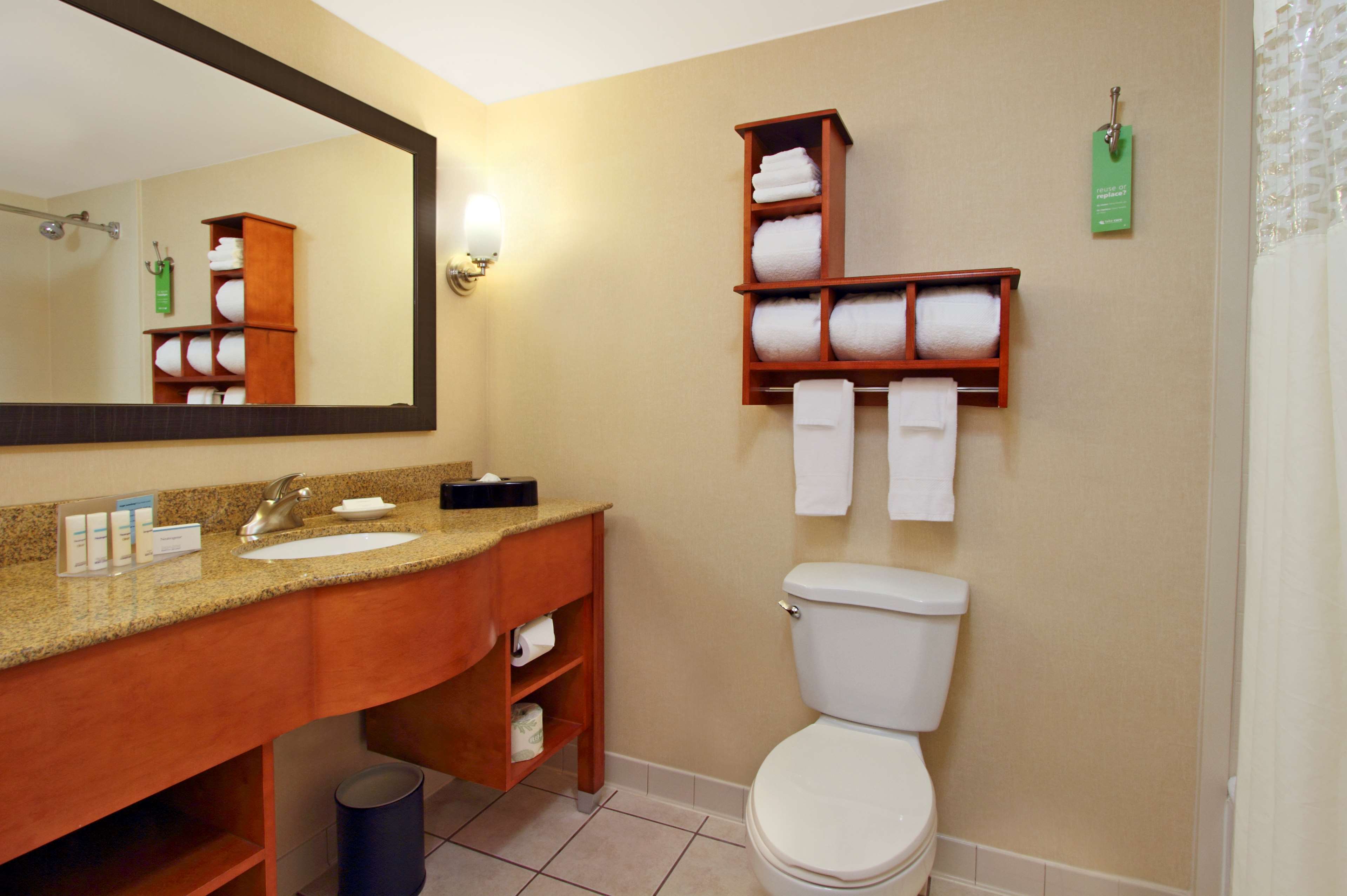 Hampton Inn by Hilton Ashtabula Room Type - 1 KING BED NONSMOKING