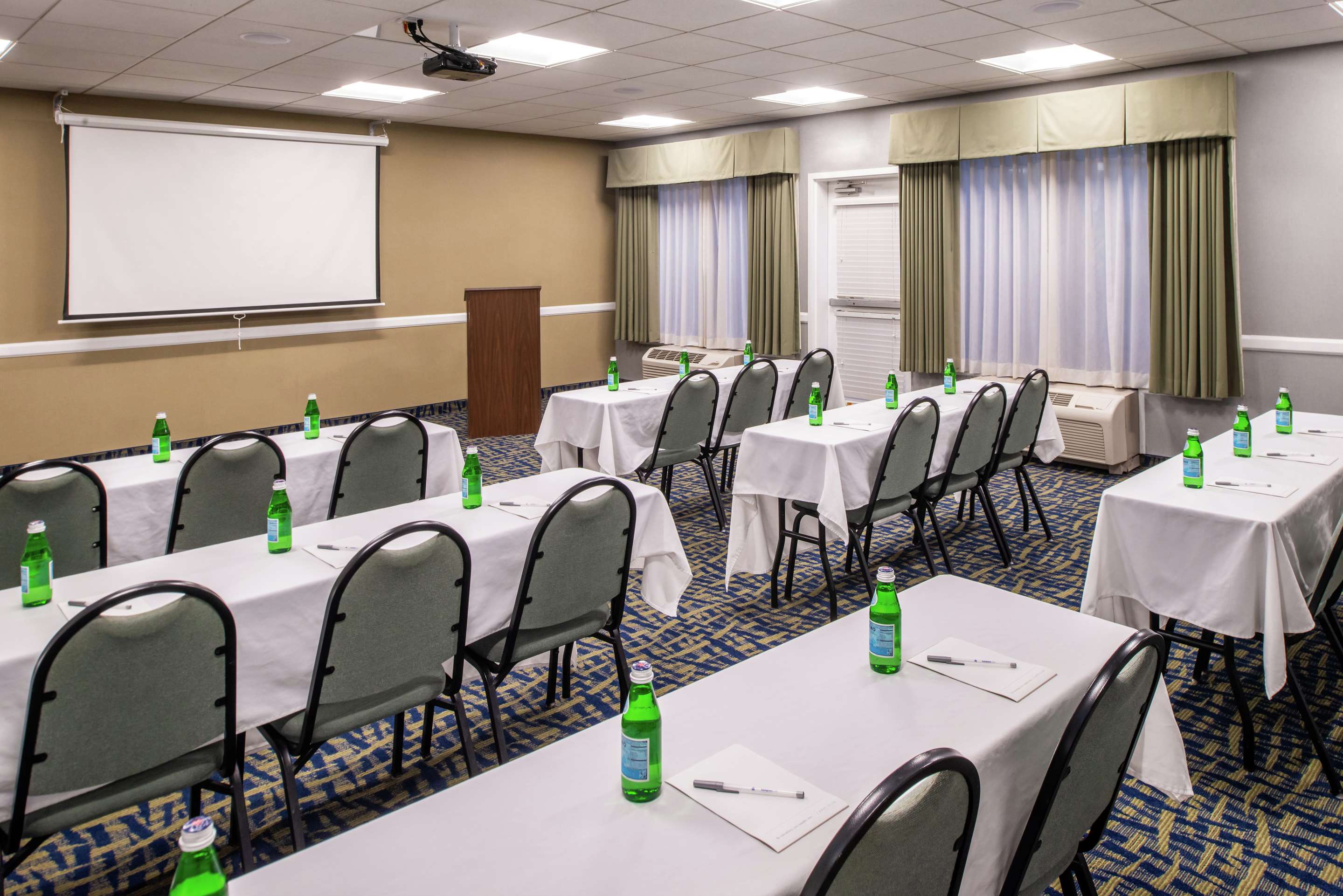 Meeting Room | Hampton Inn Eugene