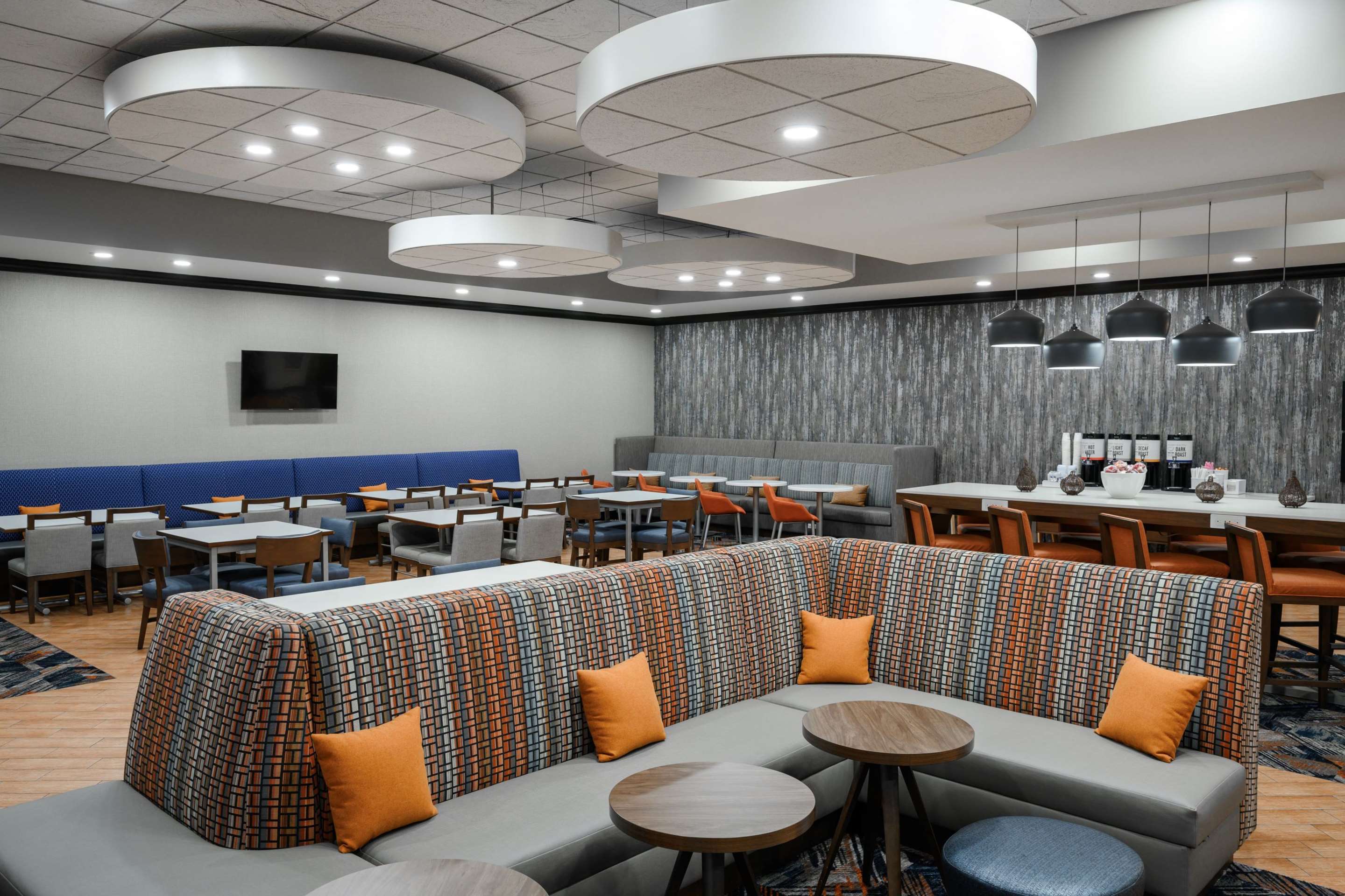 Breakfast Area | Hampton Inn Evansville/Airport