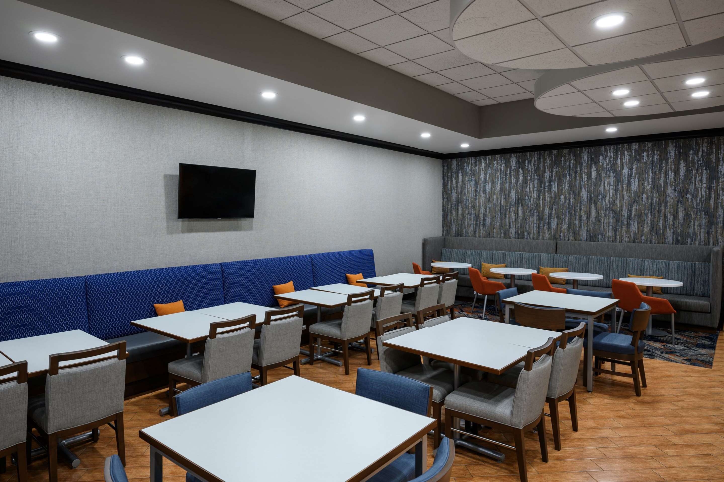 Breakfast Area | Hampton Inn Evansville/Airport