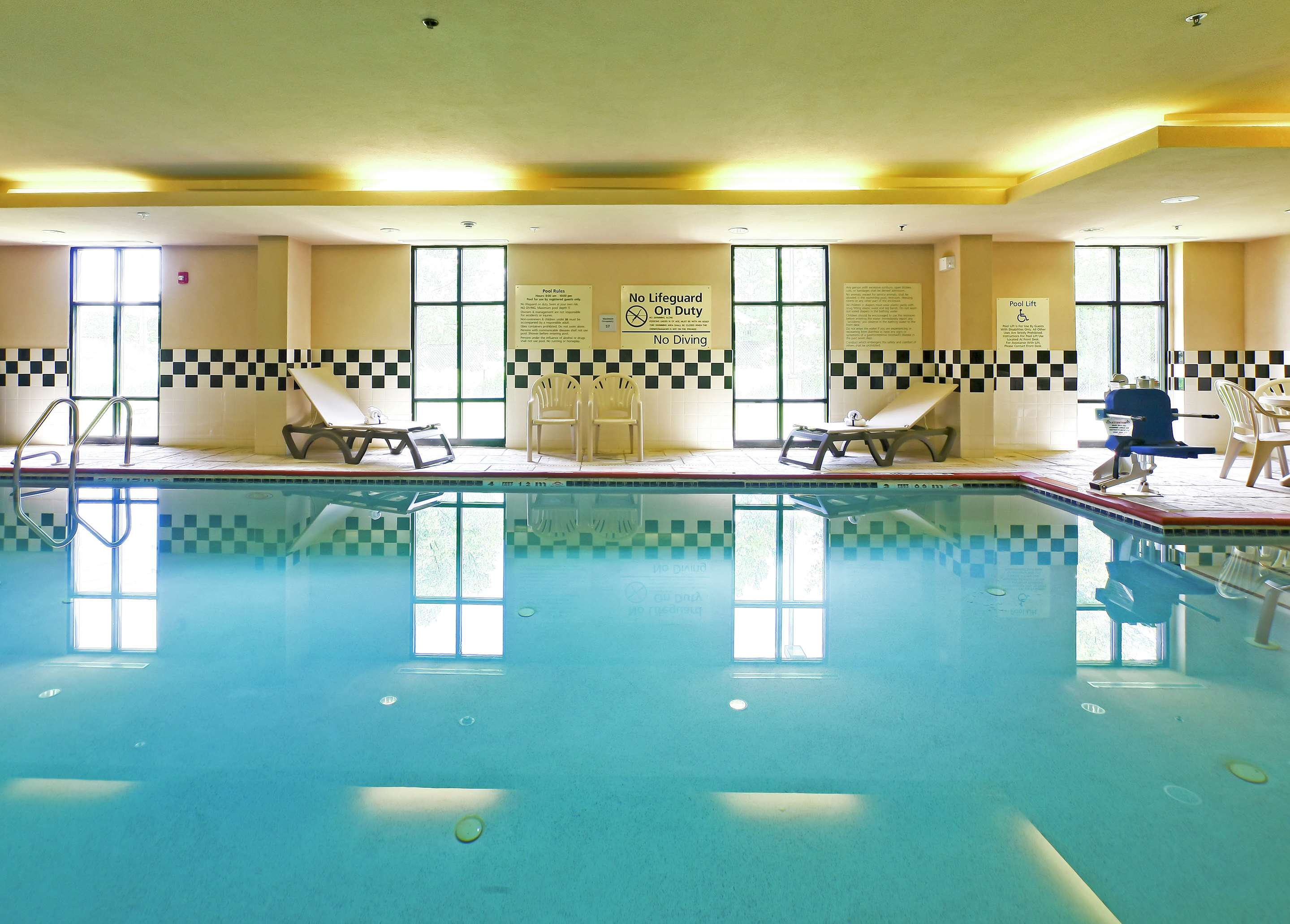 Pool | Hampton Inn North Brunswick / New Brunswick