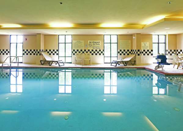 Pool - Hampton Inn North Brunswick